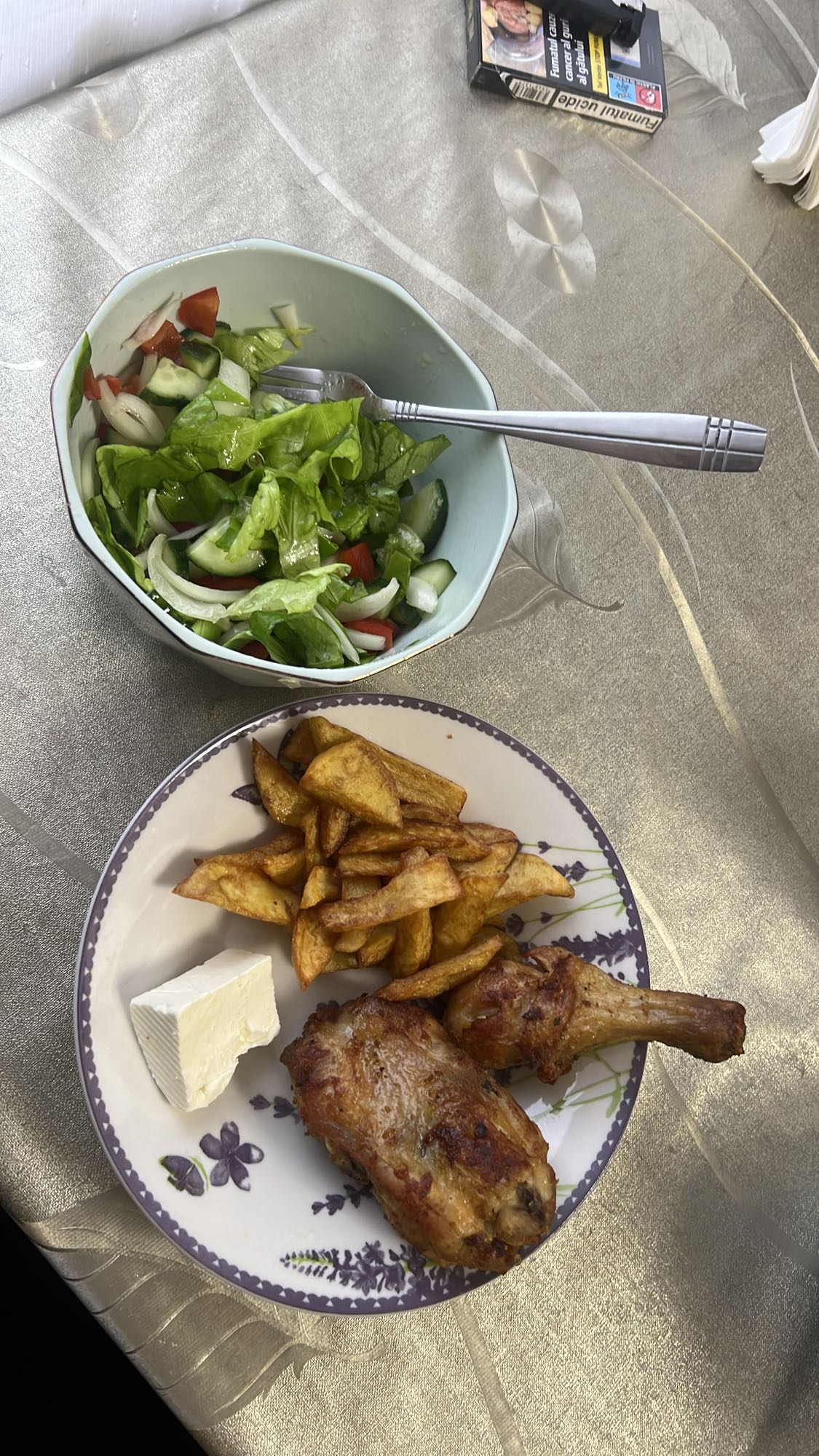 Pui cu cartofi, salată