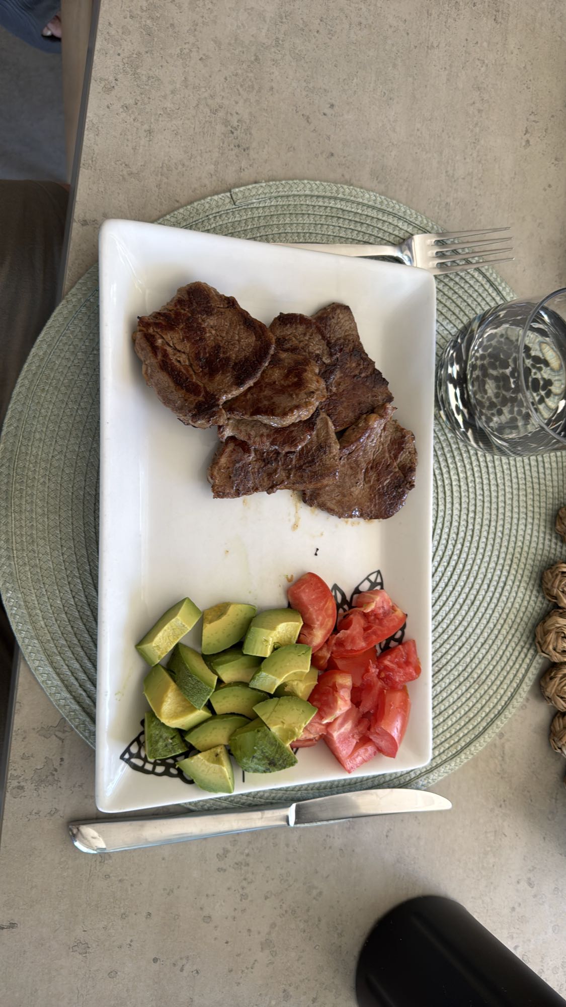Carne con aguacate y tomate