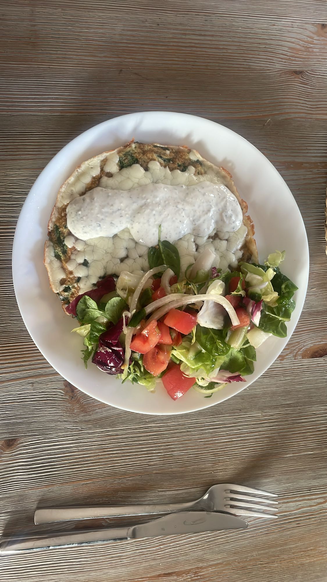 Omlet z sałatką i sosem