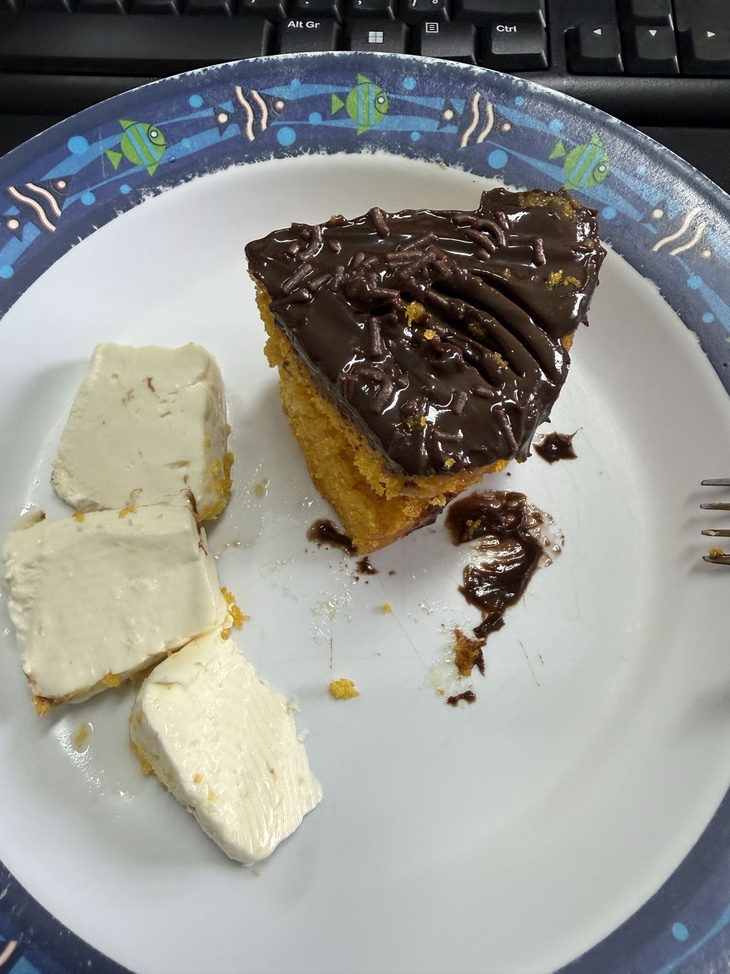 Bolo de cenoura com chocolate e queijo