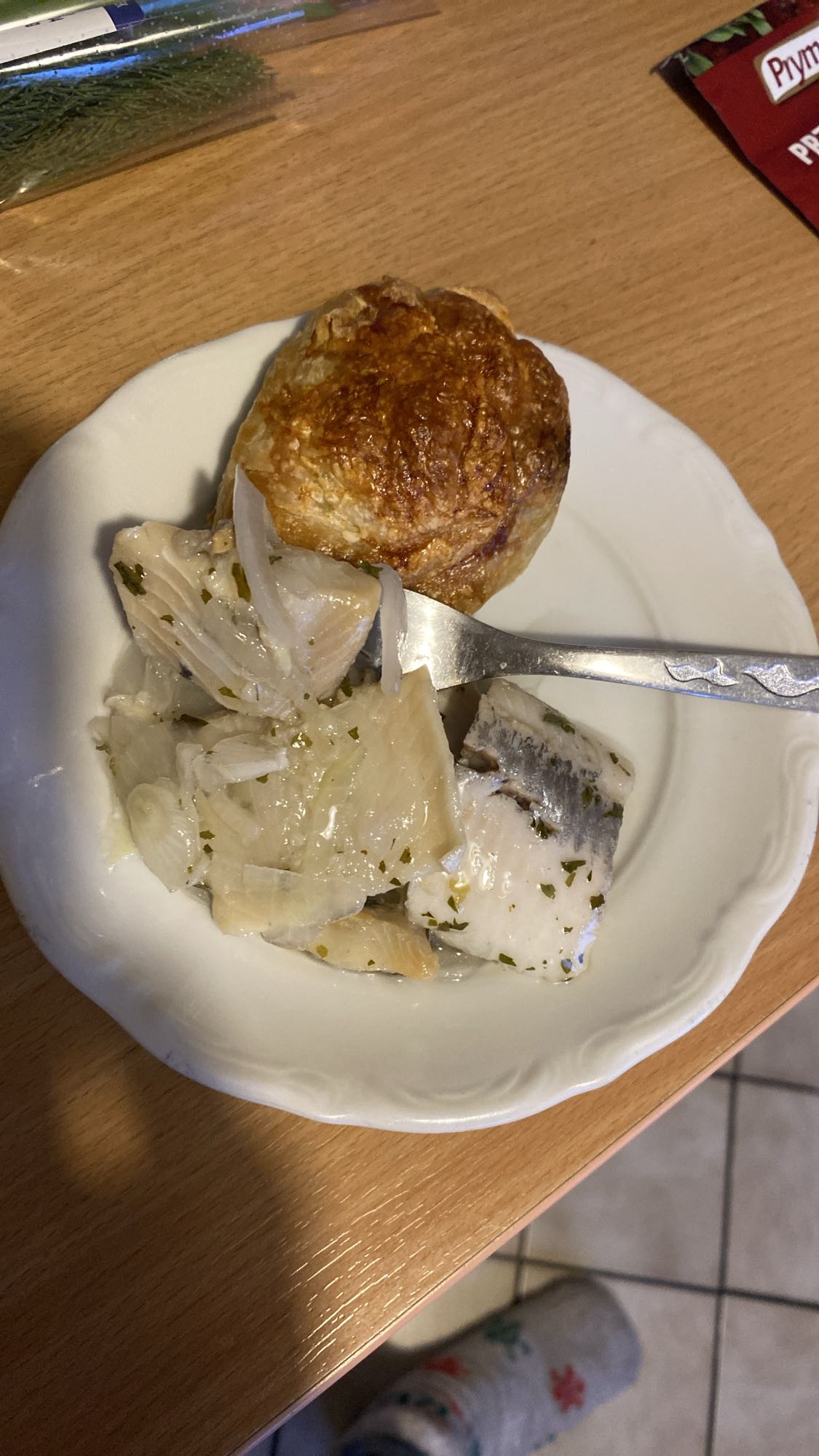 Śledź z cebulą i bułką