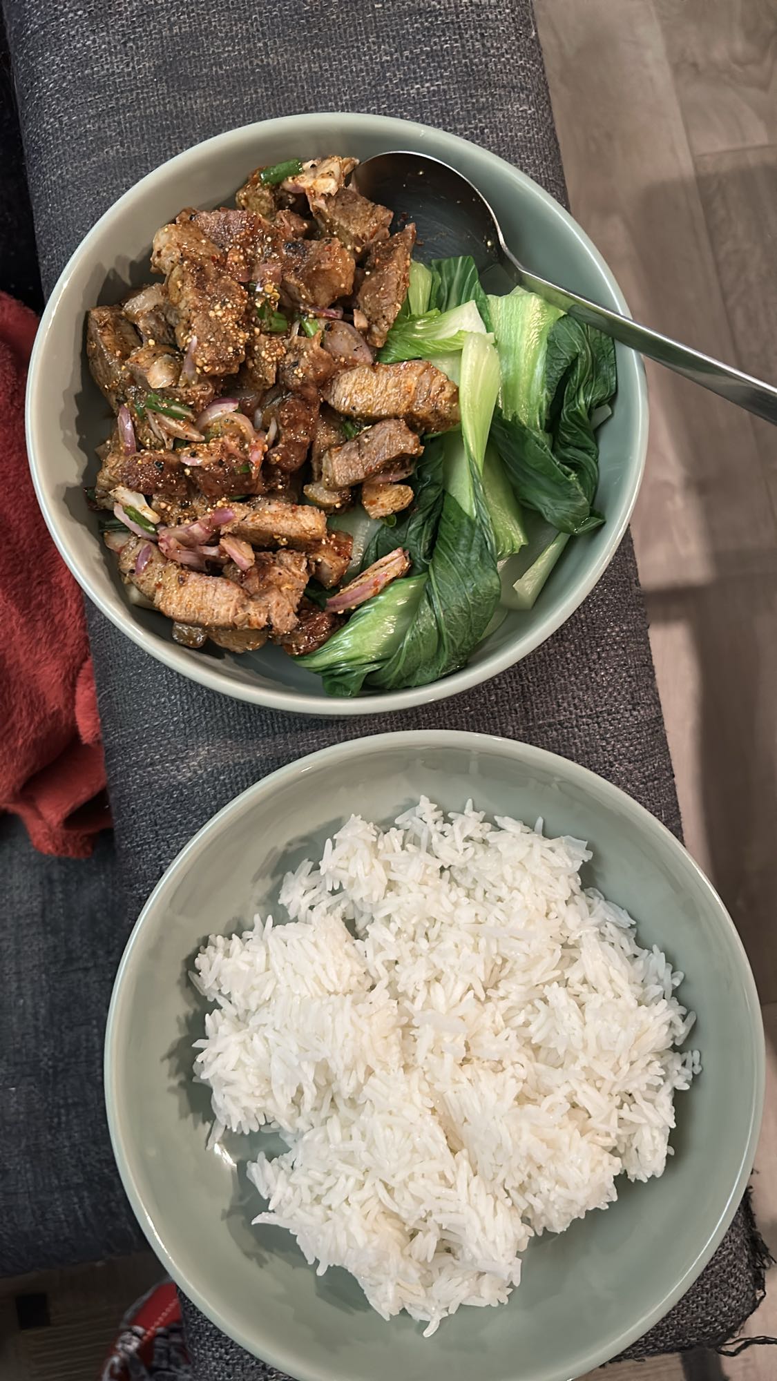 Biff med ris og pak choi