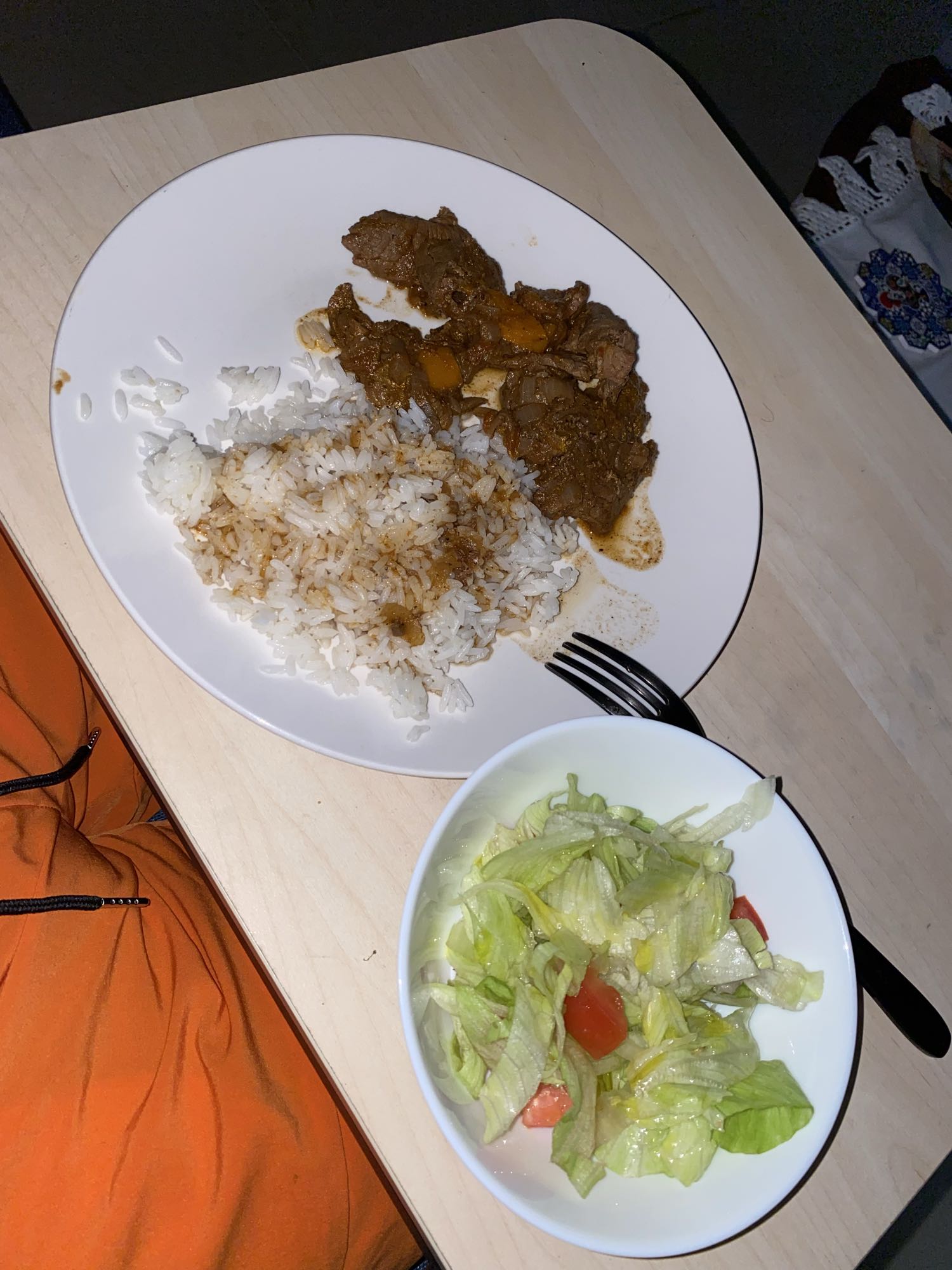 arroz, carne guisada y ensalada