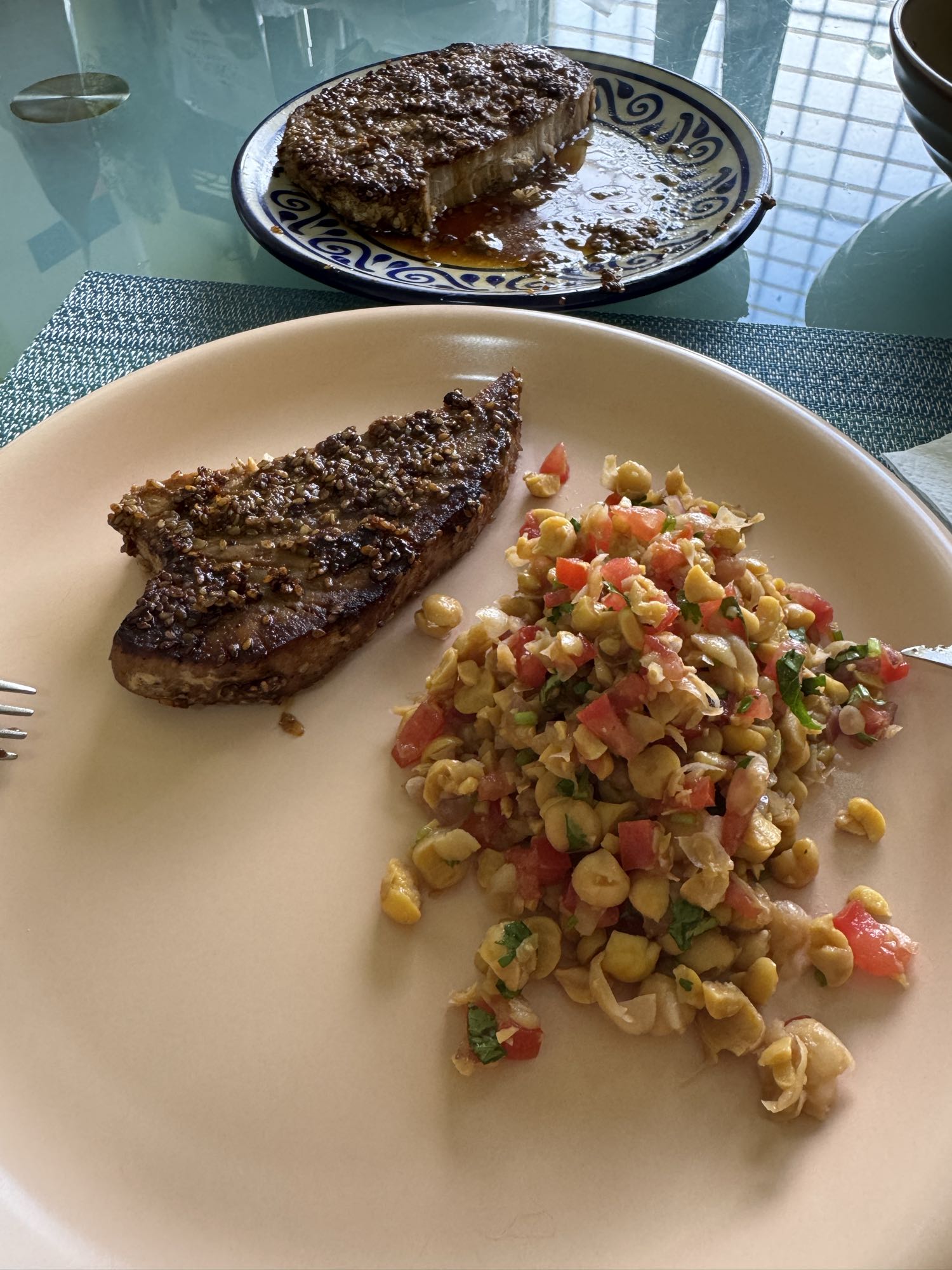 Atún con ensalada de garbanzos
