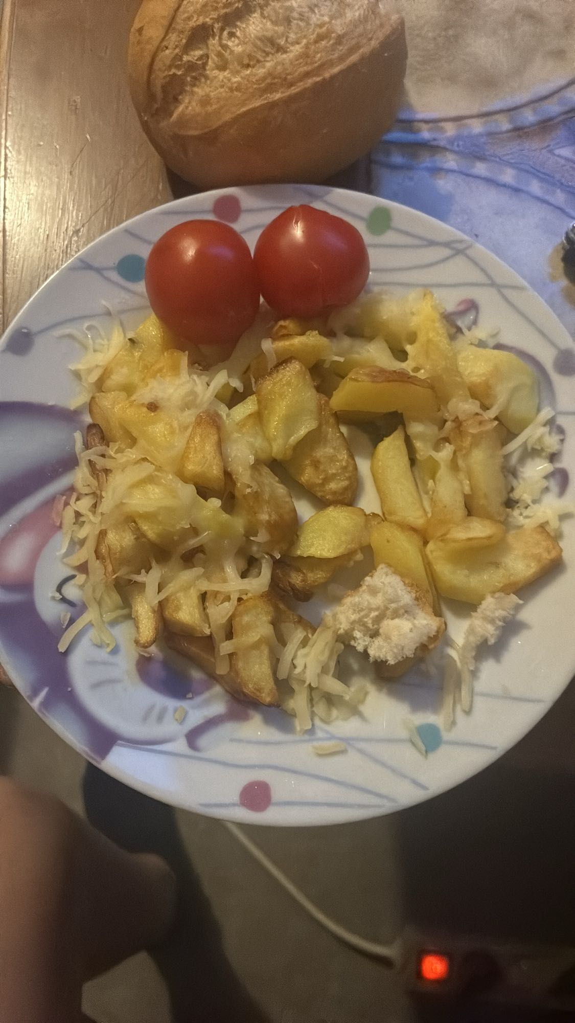 Cartofi cu brânză și roșii