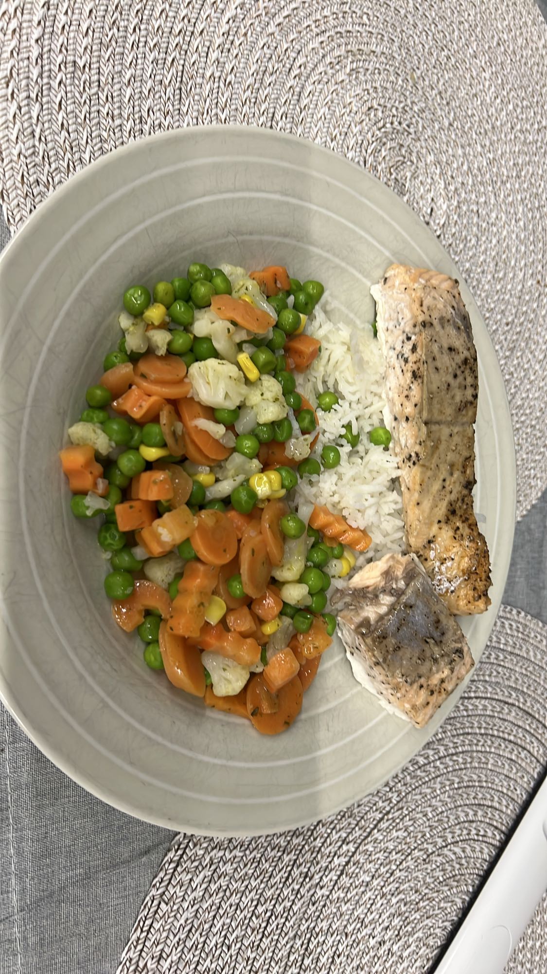 Łosoś z warzywami i ryżem