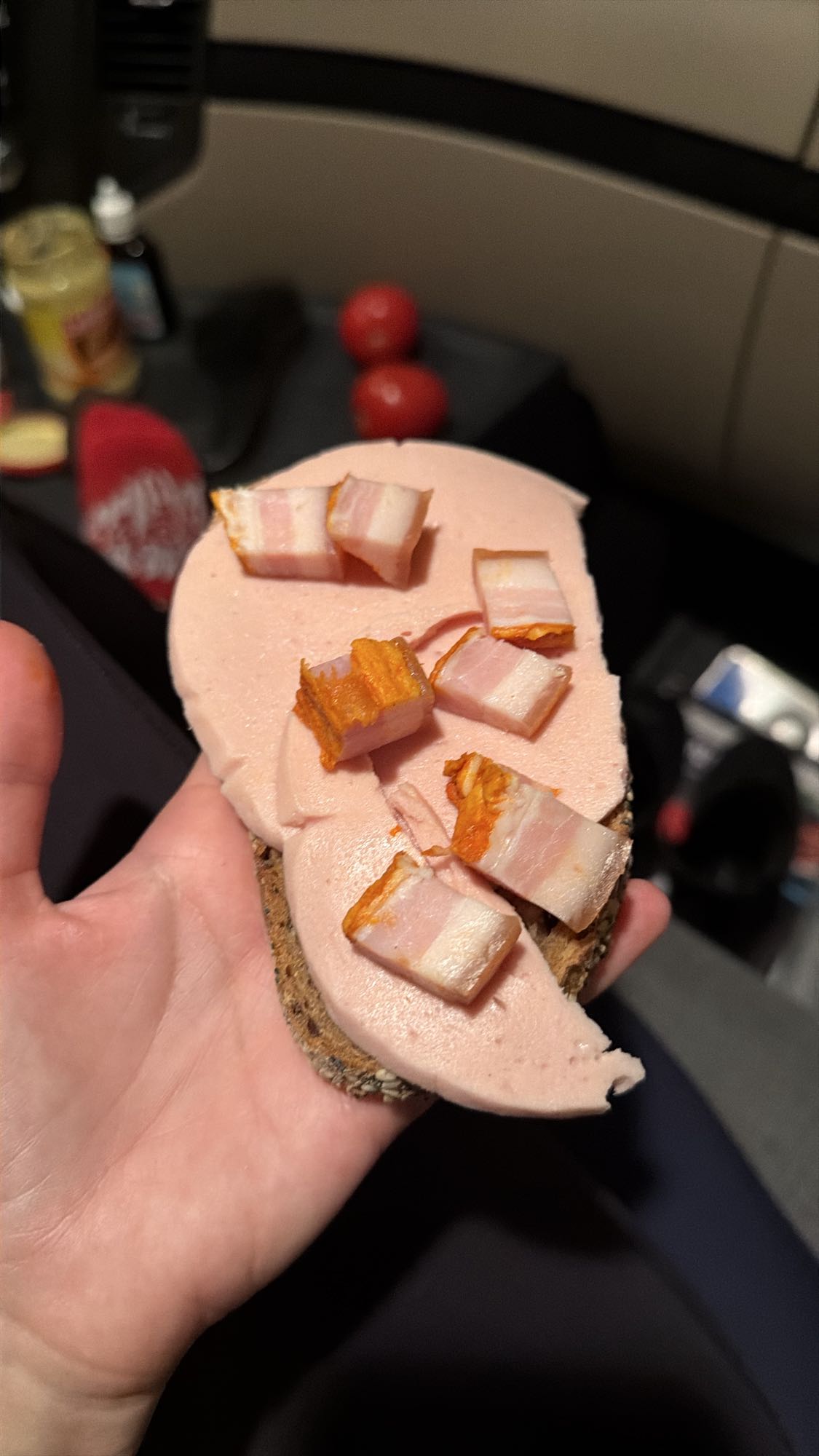 Sandviș cu parizer și bacon