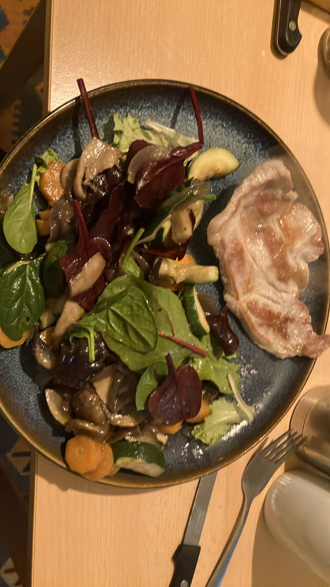 Salada com carne de porco