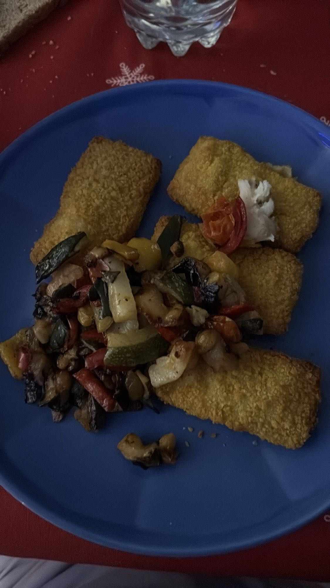 Poisson pané et légumes grillés