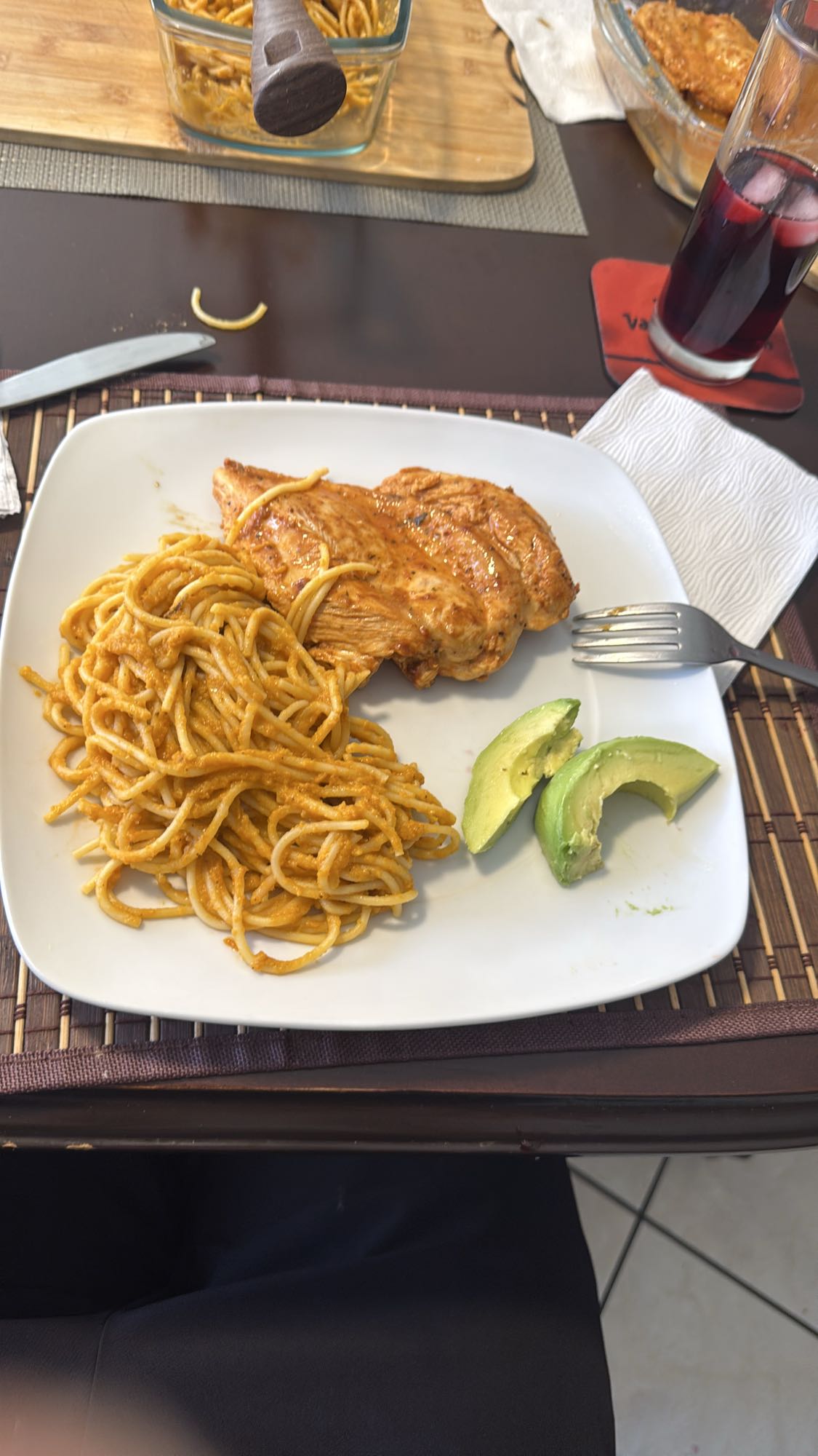 Pollo con espagueti y aguacate