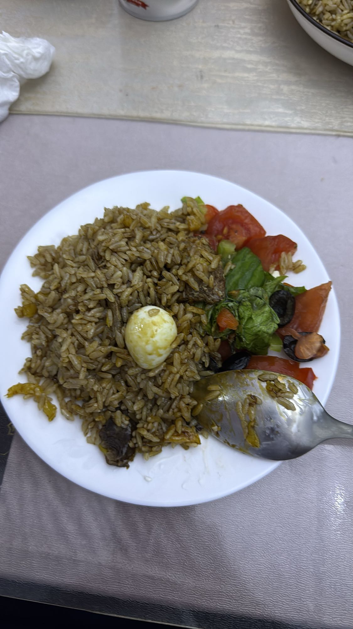 рис с яйцом и салатом