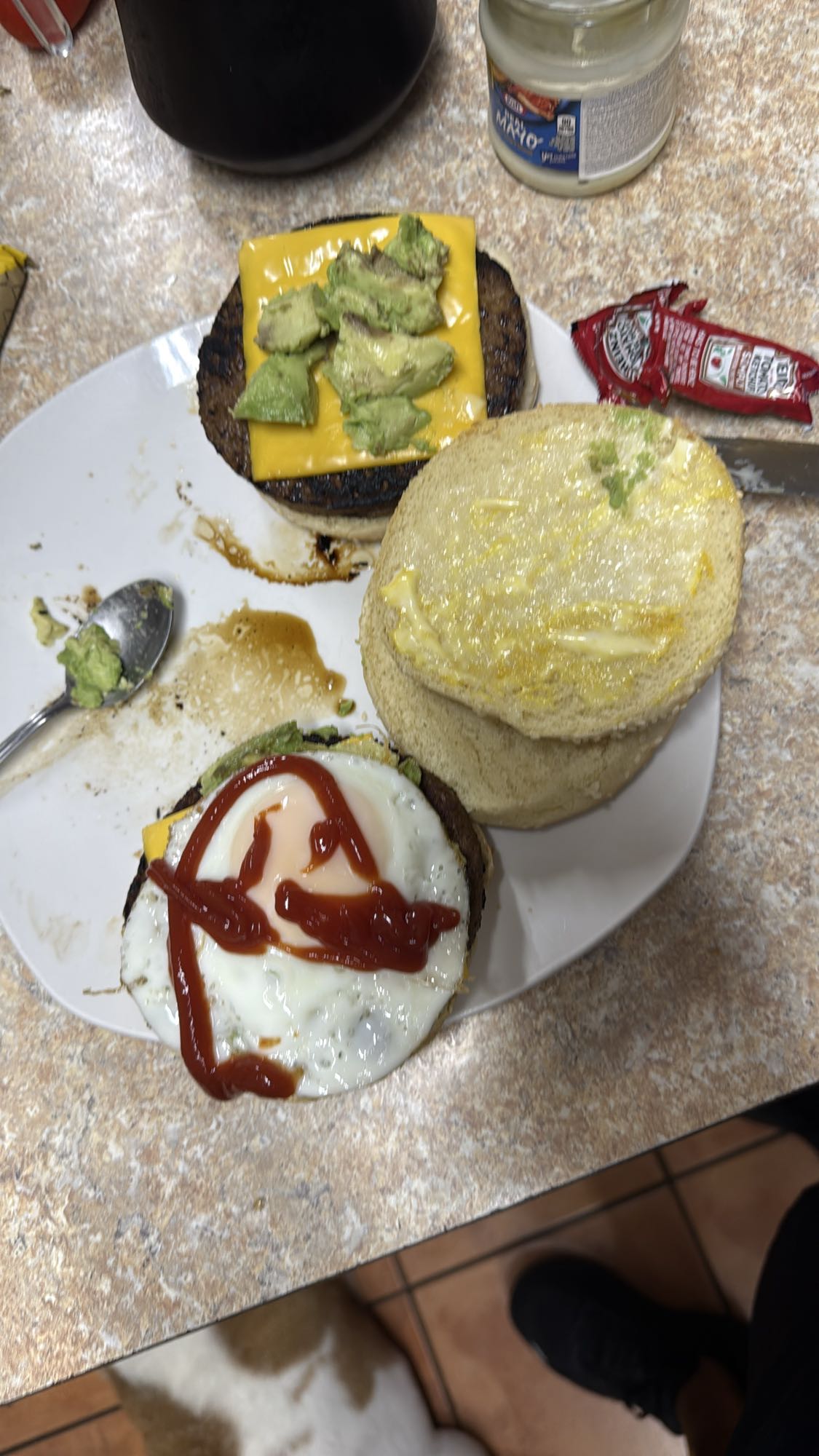 Hamburguesa con huevo y aguacate