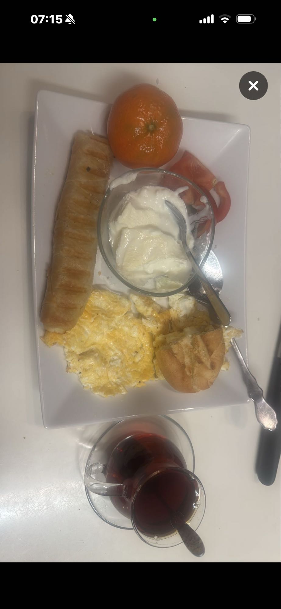 Frukosttallrik med te