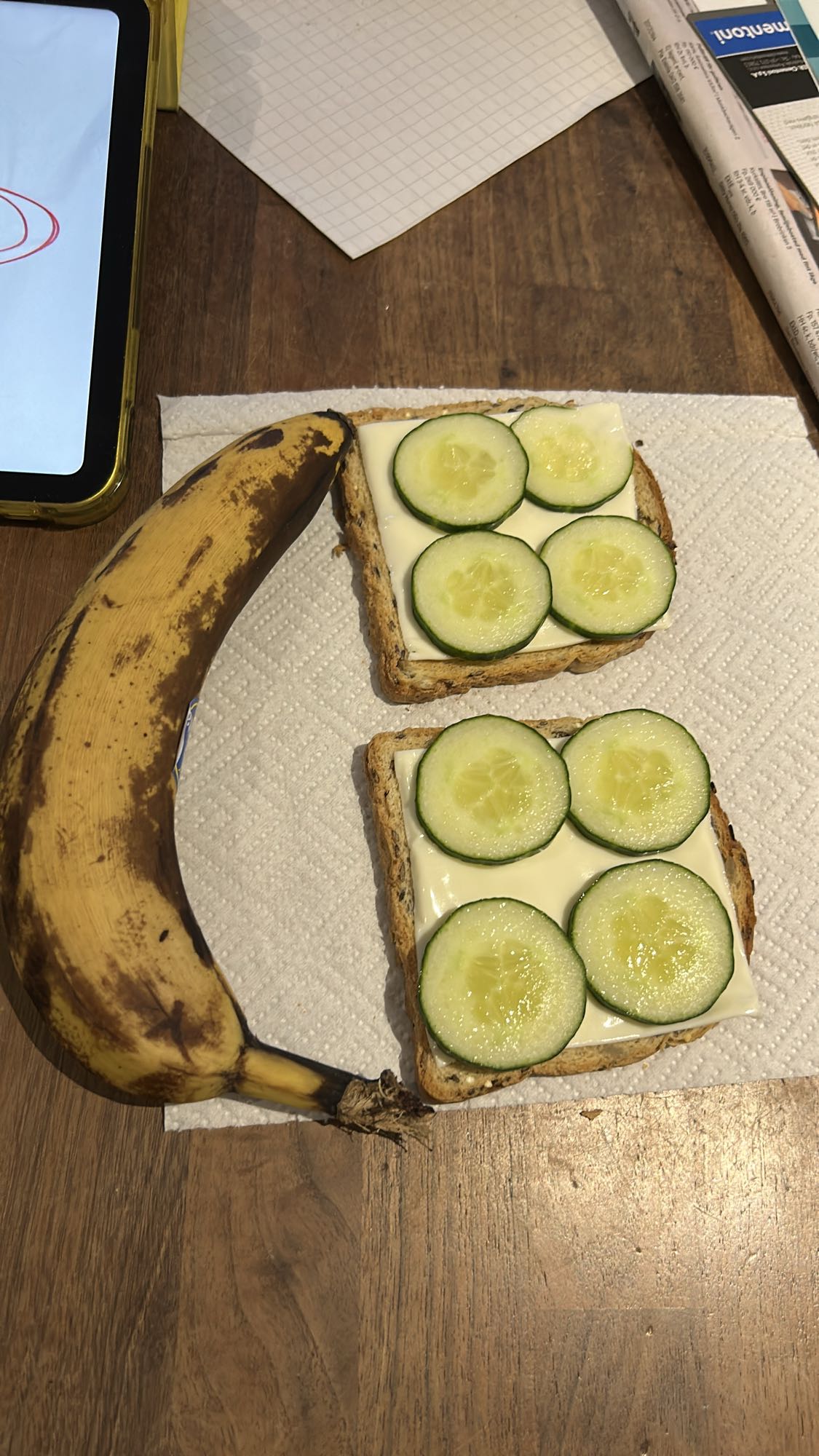 Ostsmörgås med gurka & banan