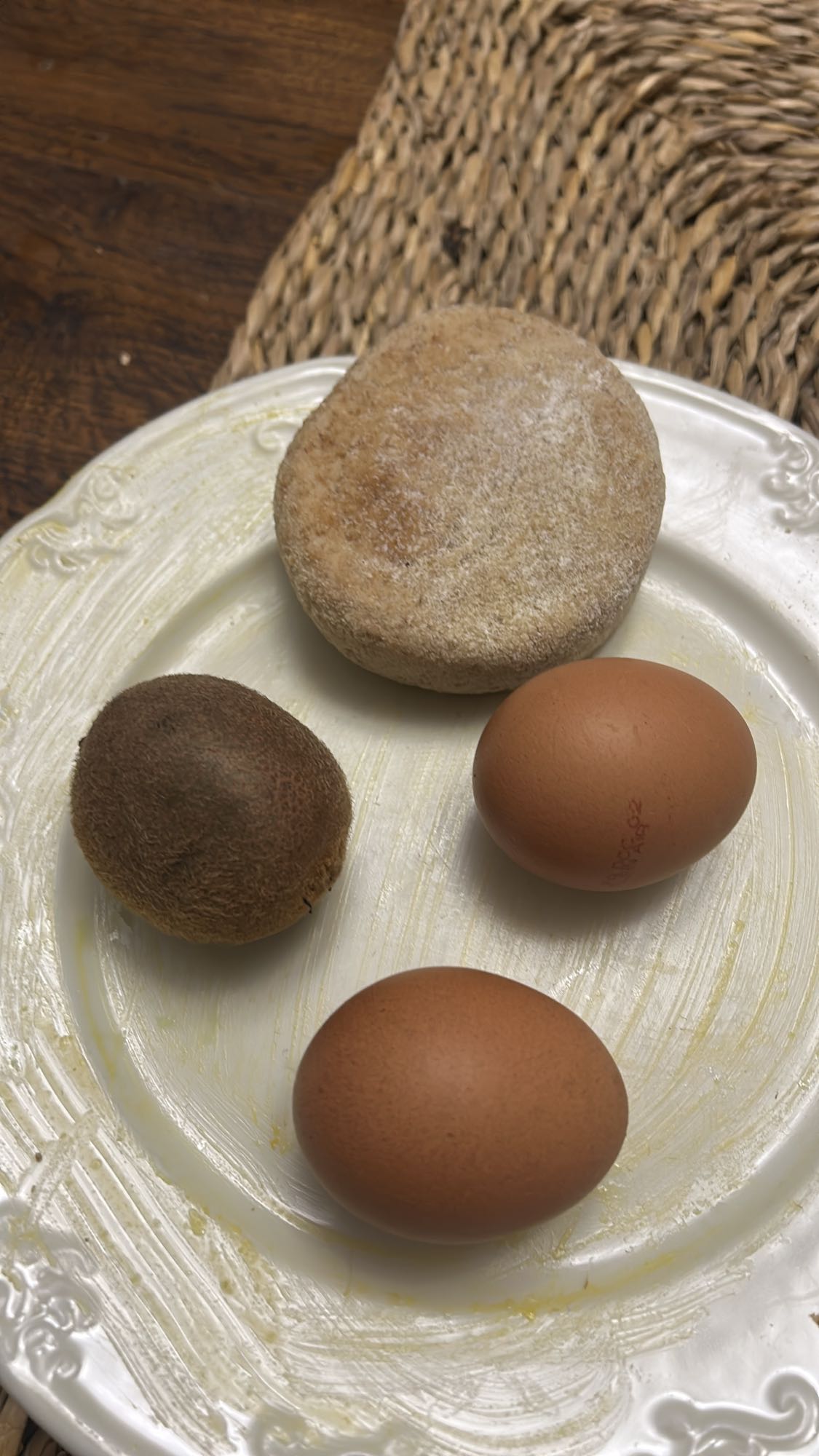 Petit-déjeuner œufs kiwi muffin