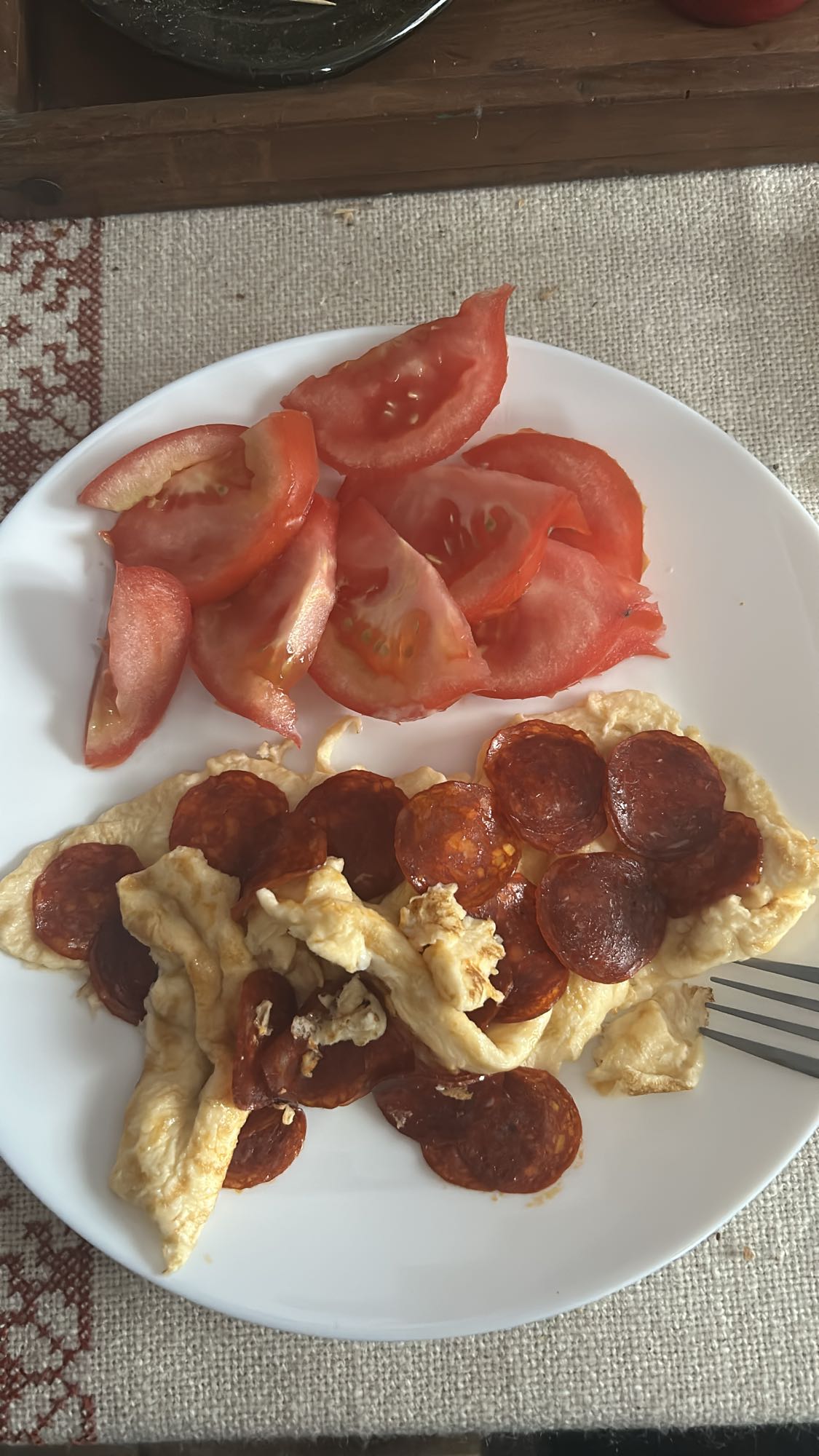 Omlet cu salam și roșii