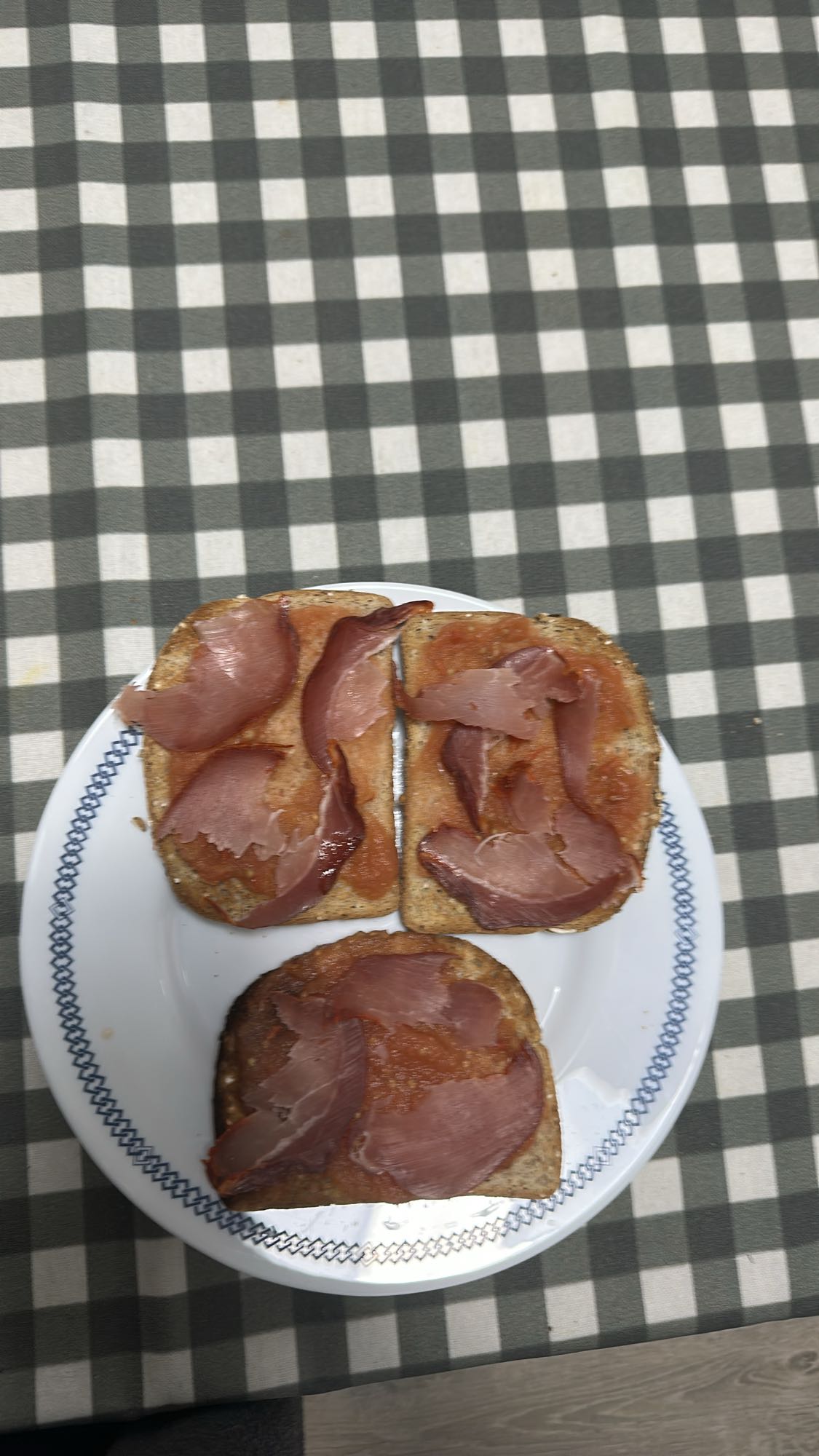 Tostadas con jamón y tomate