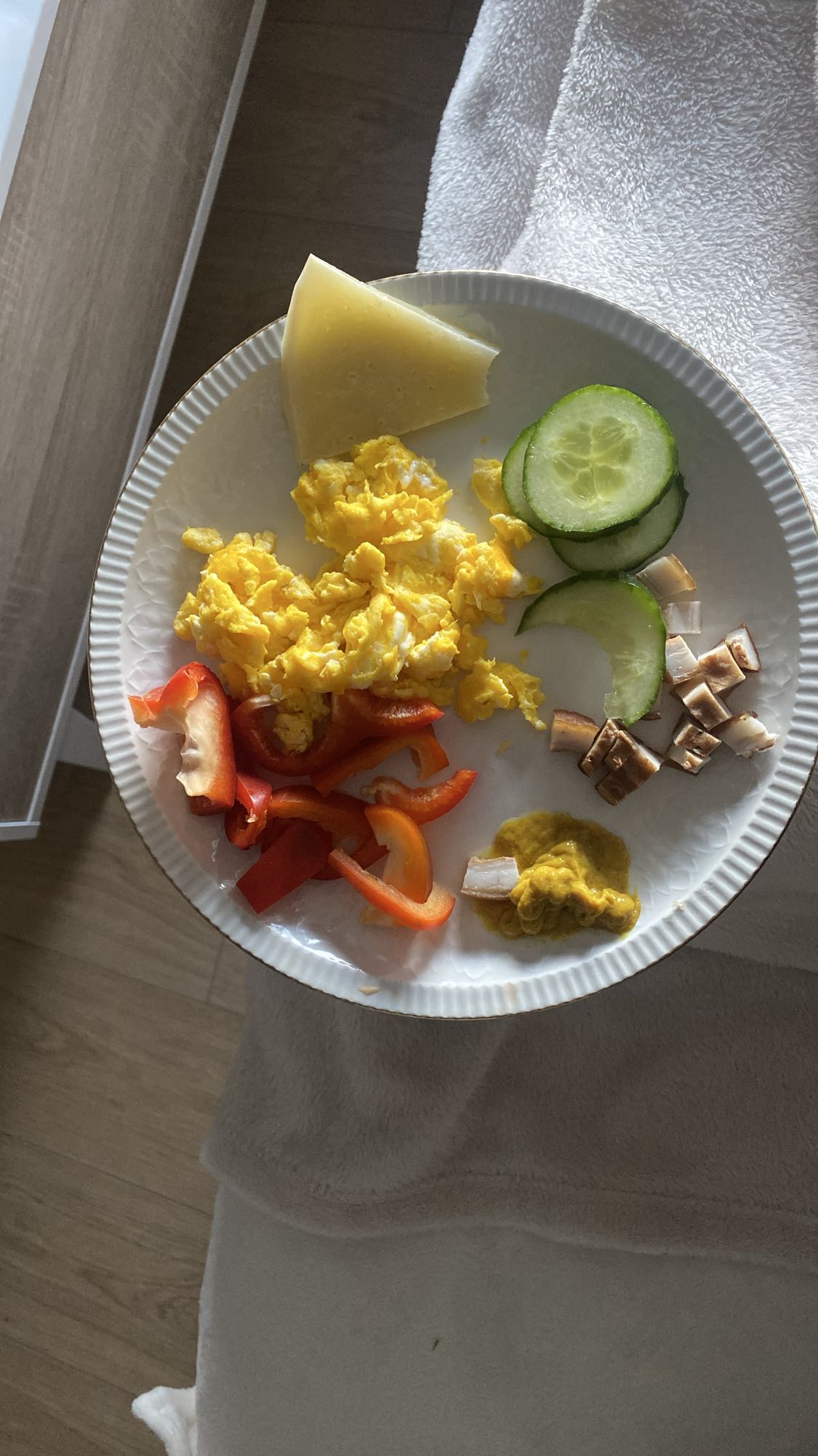 Mic dejun cu ouă și legume