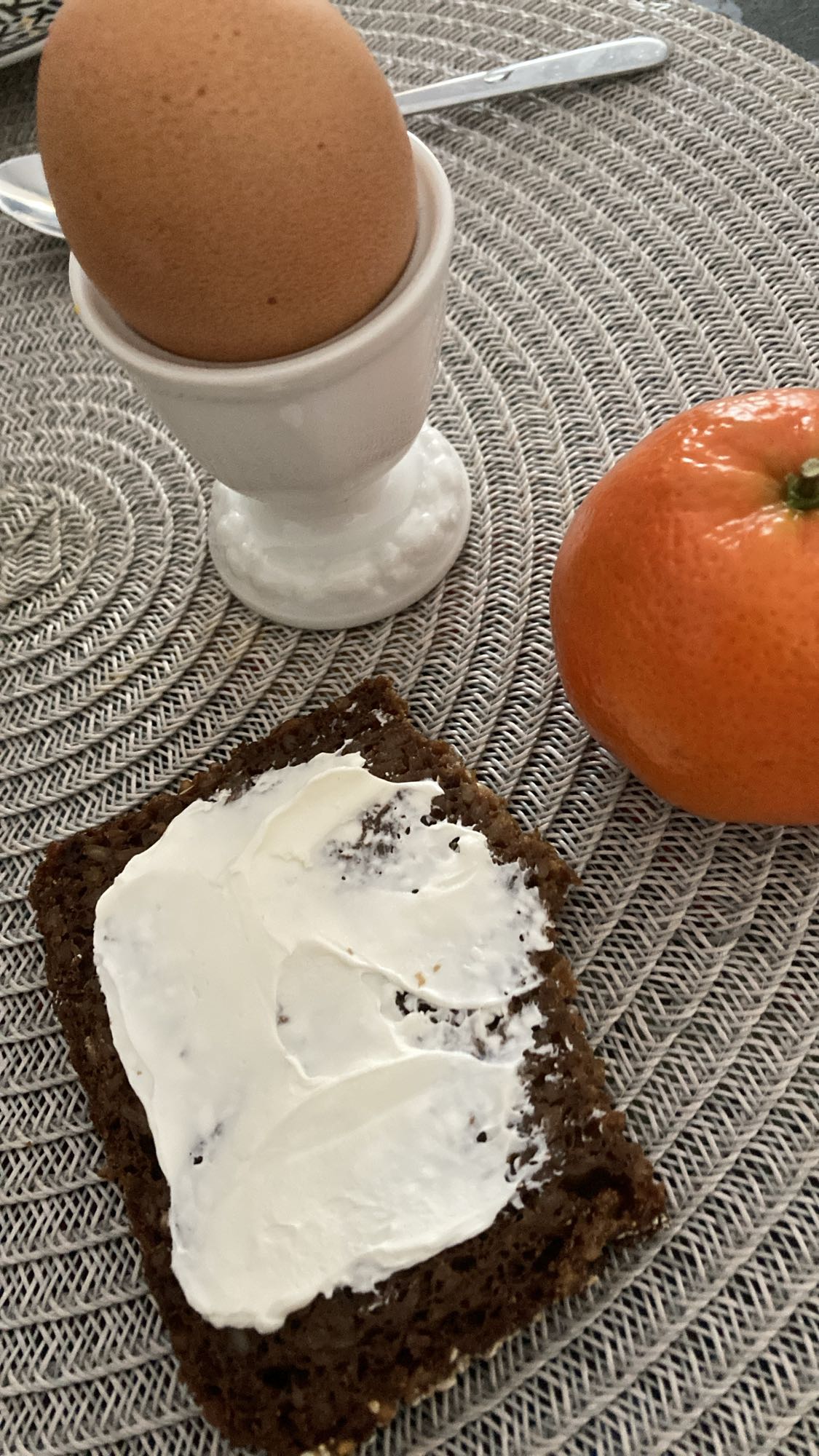 Frukost med ägg och macka