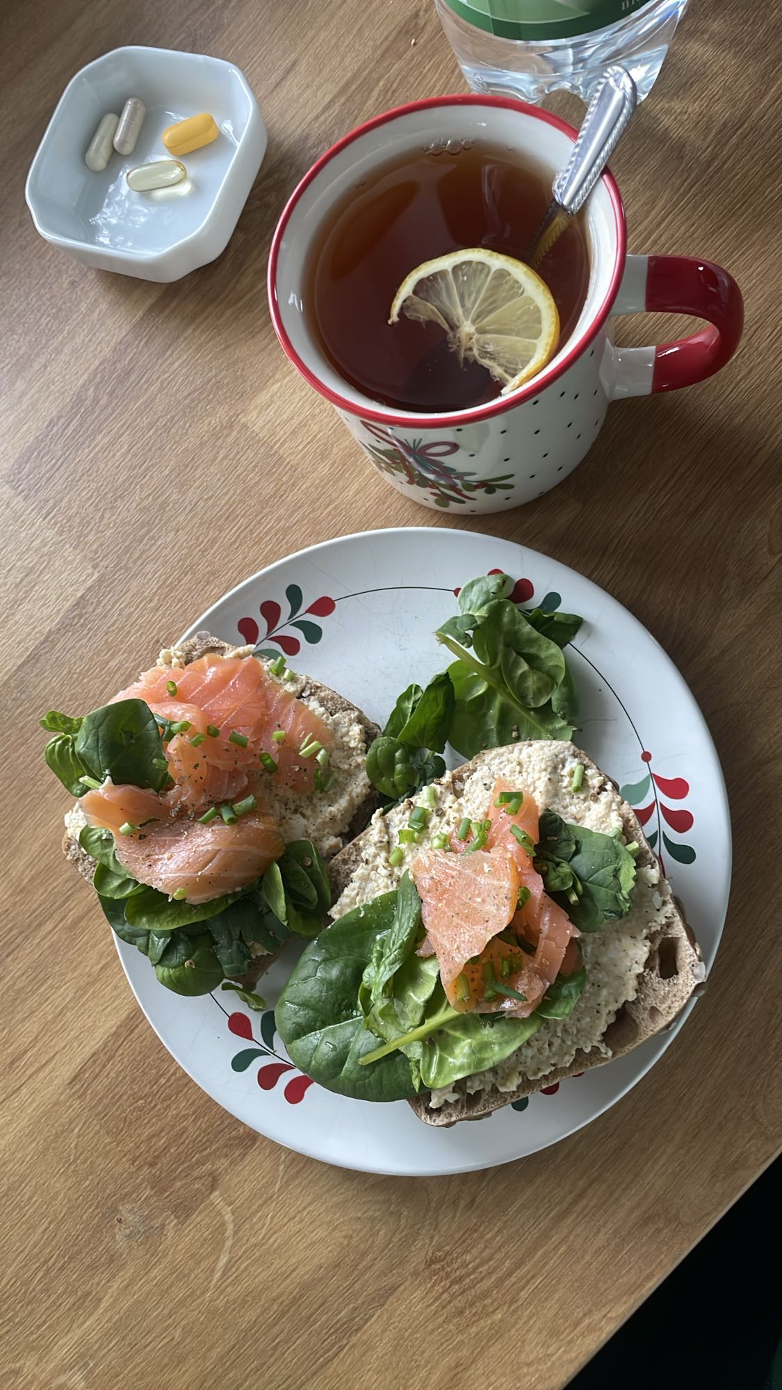 Kanapki z łososiem i herbatą