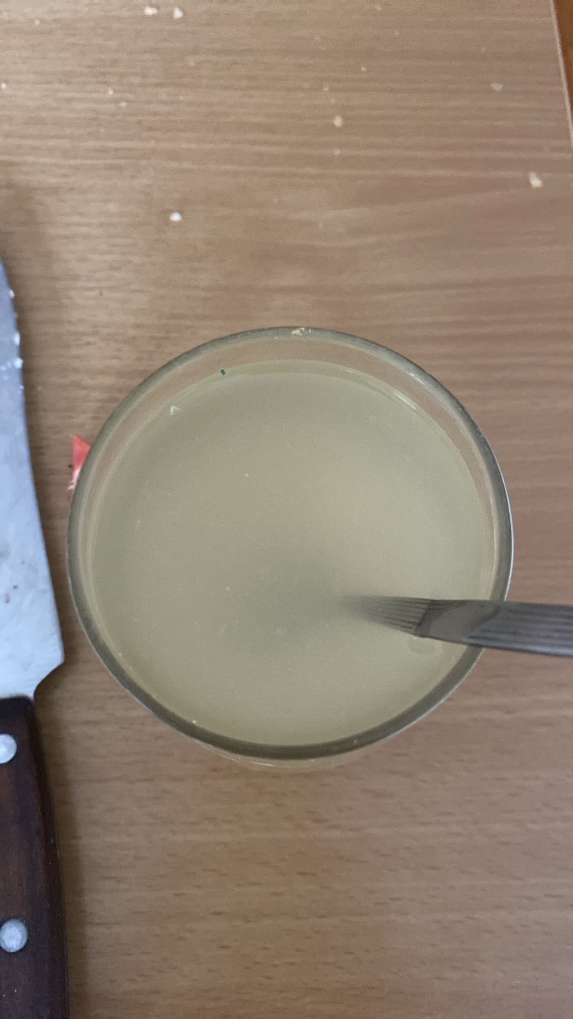 szklanka wody z cytryną