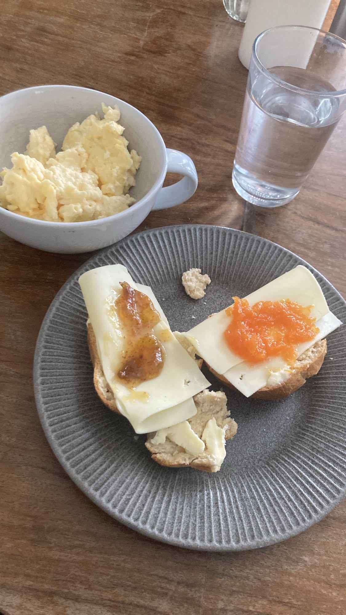 Ostsmörgås med äggröra