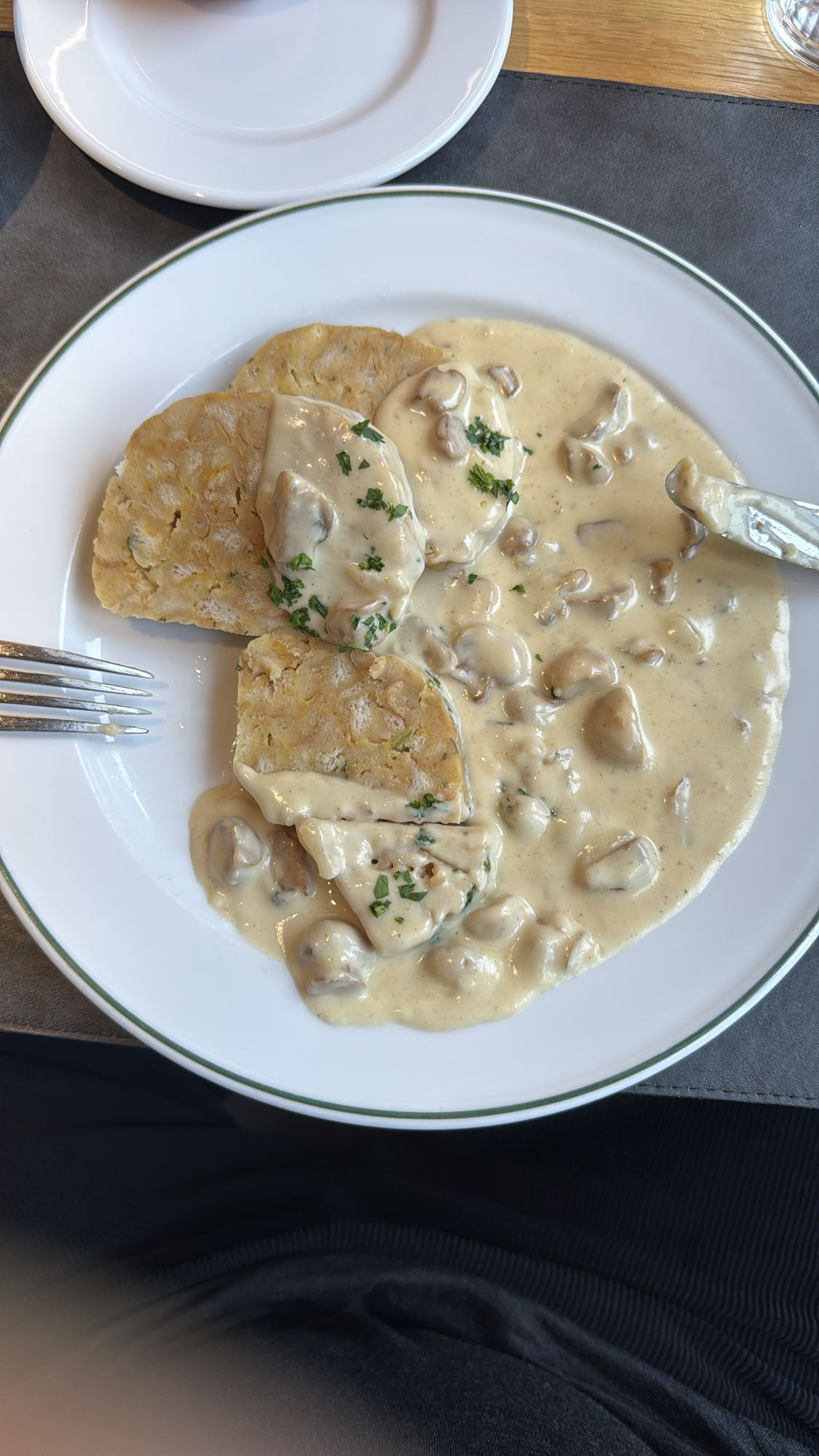 Semmelknödel mit Pilzrahm