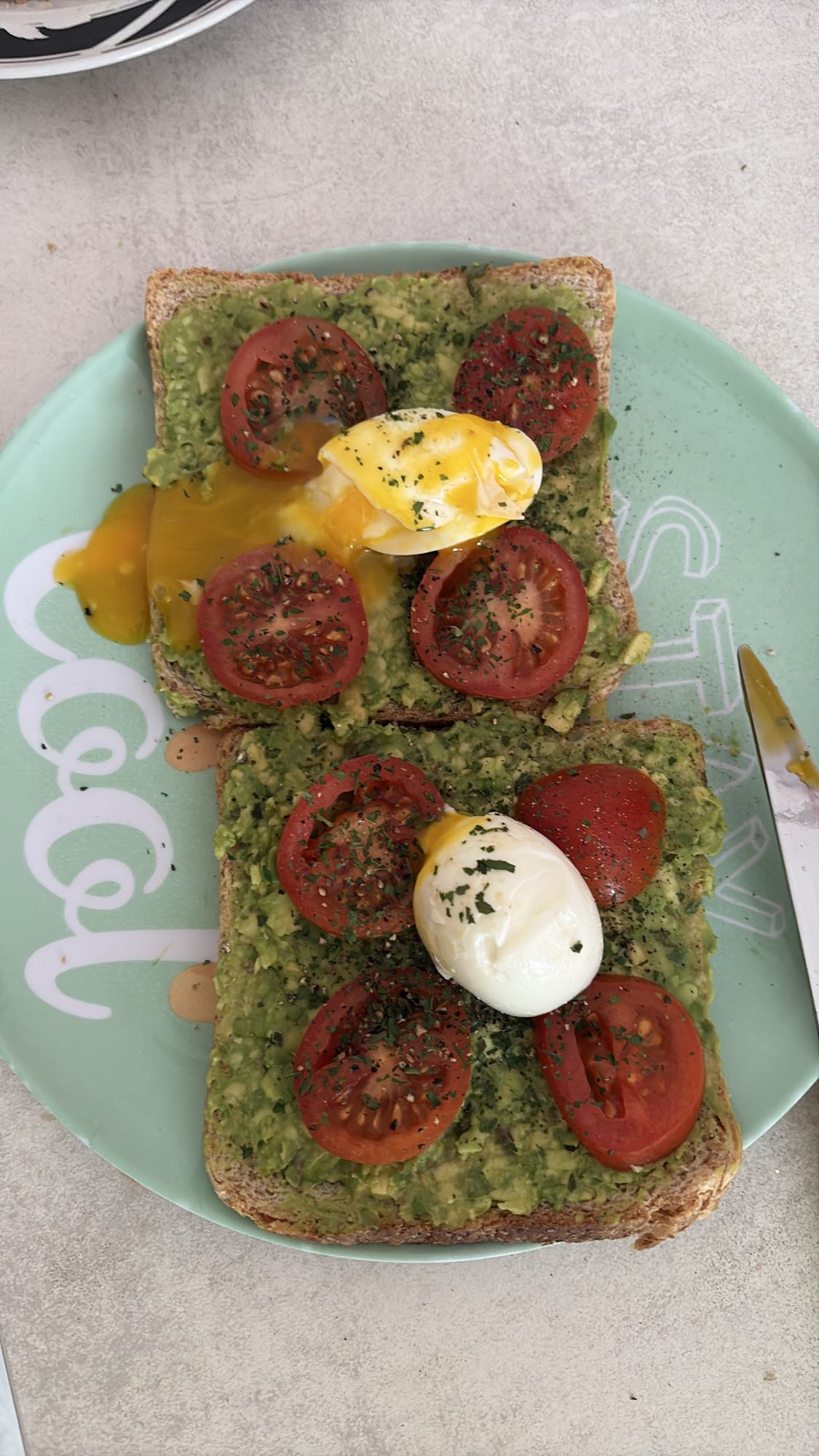 Tartines avocat œuf tomate