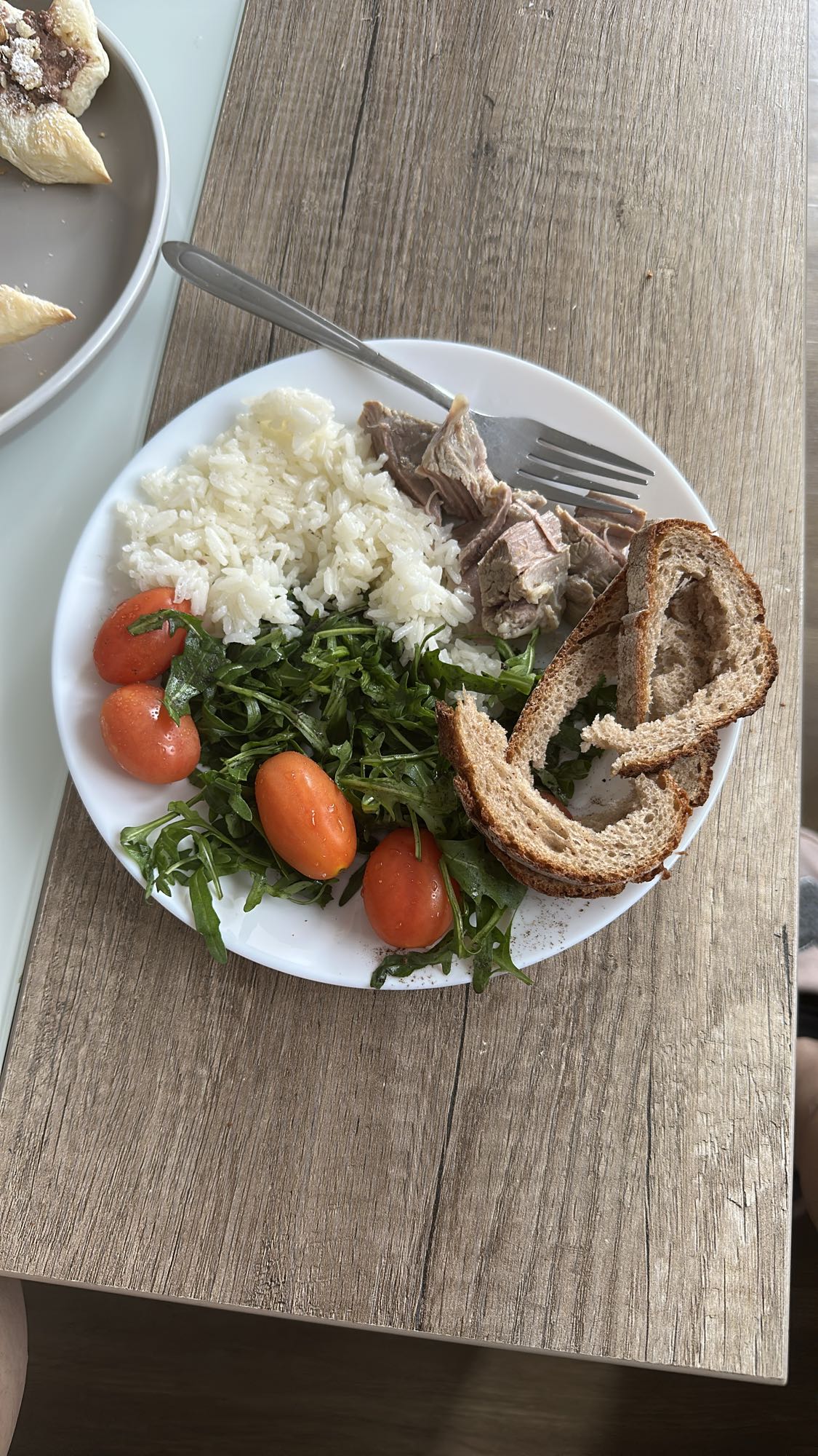 Рис с мясом и салатом