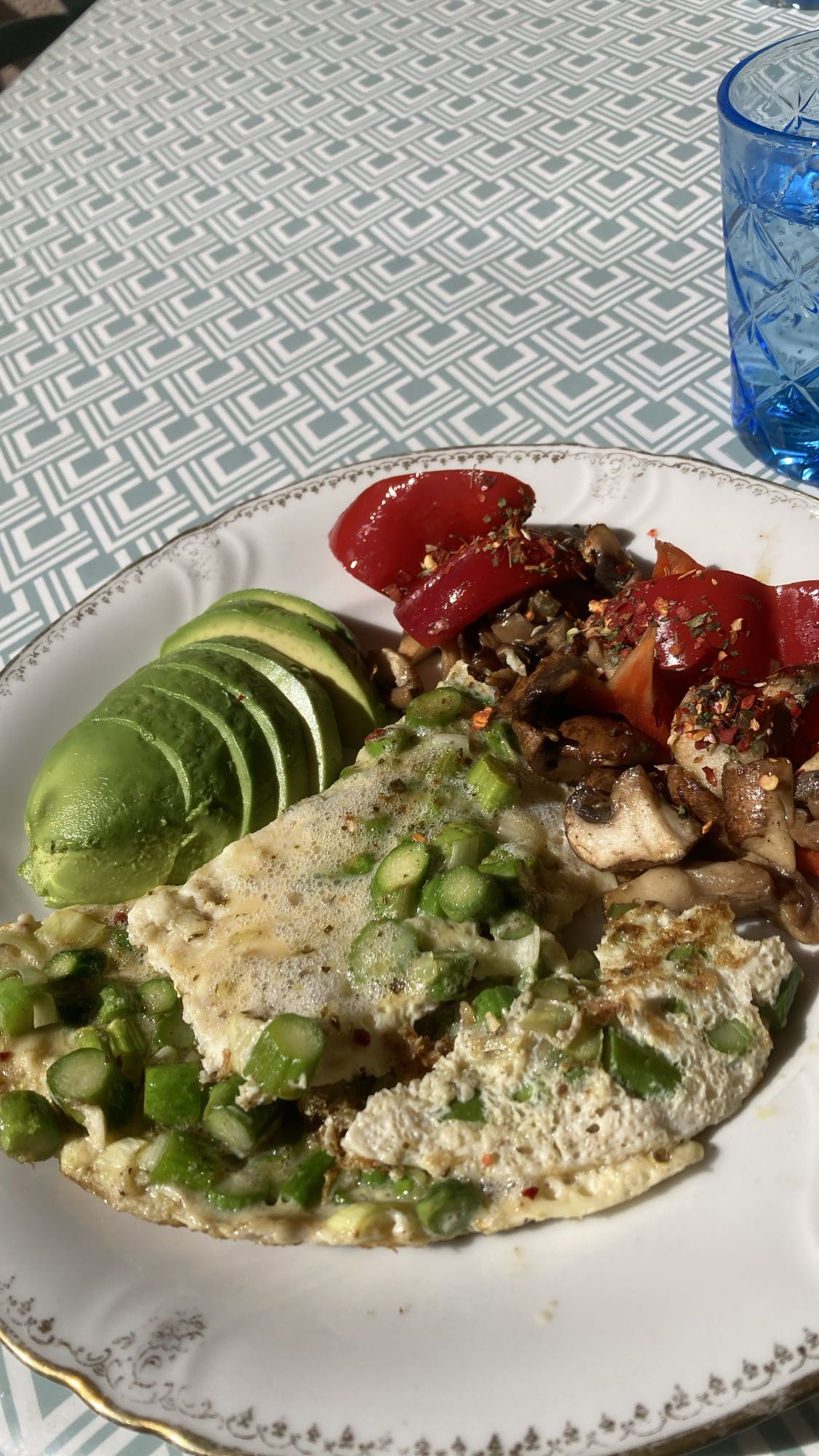 Grön omelett med grönsaker