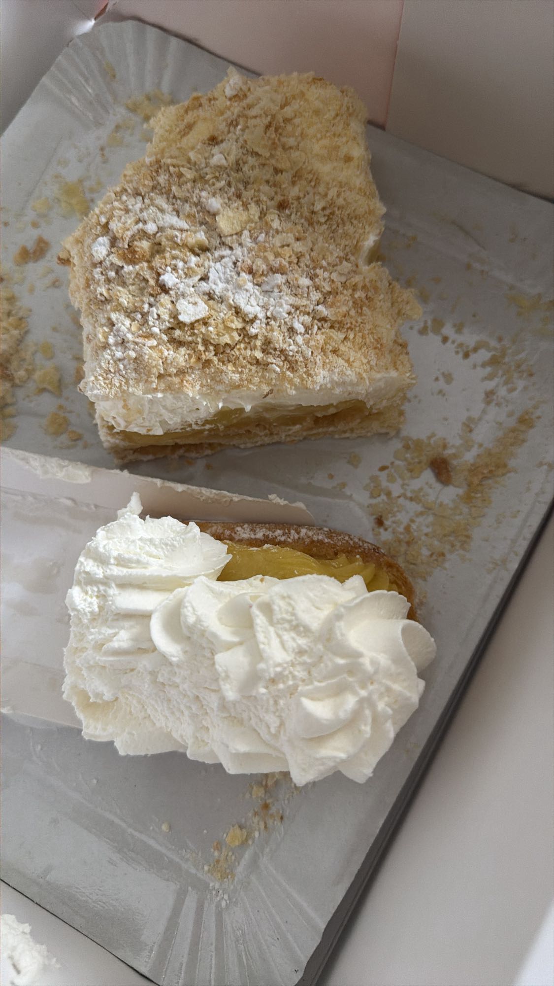 Prăjitură cu cremă și frișcă