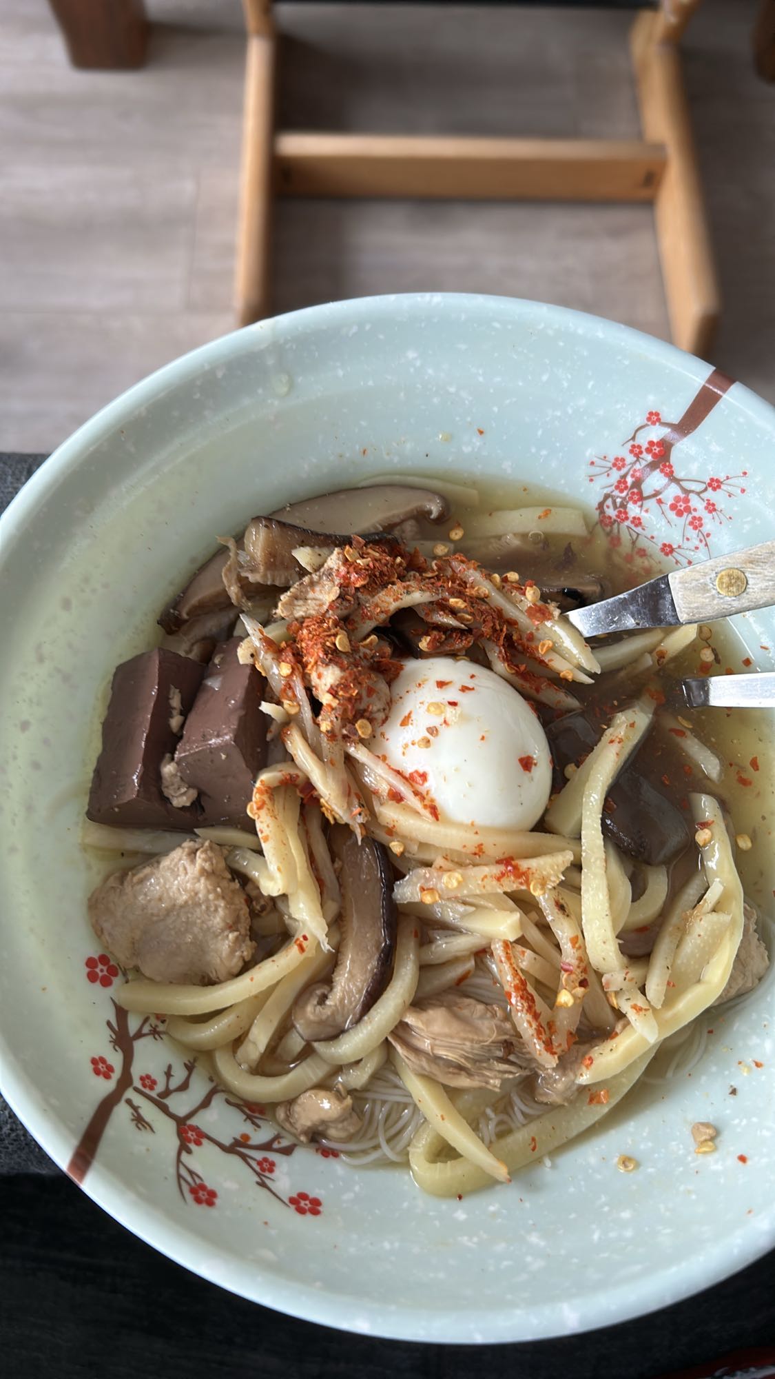 Nudelsuppe med egg og sopp