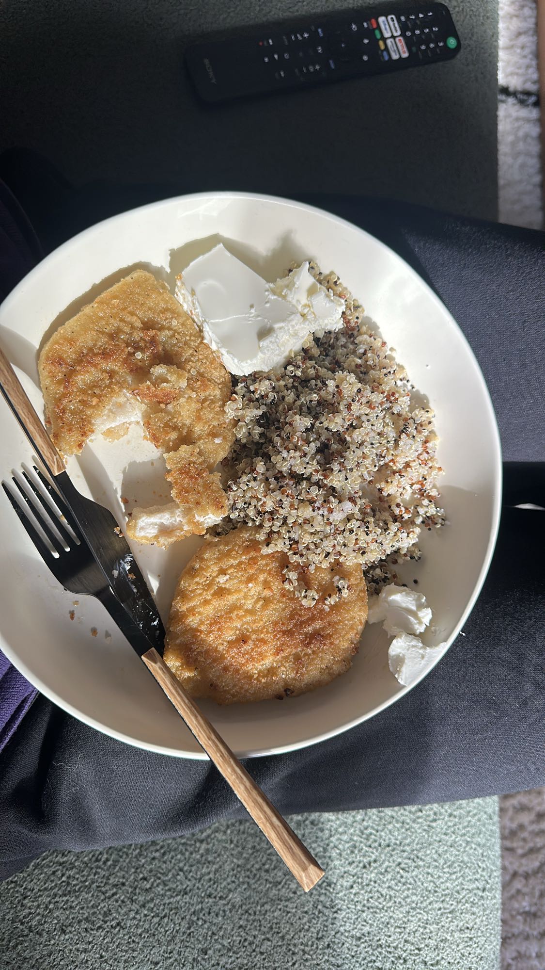 Galettes panées, quinoa, fromage