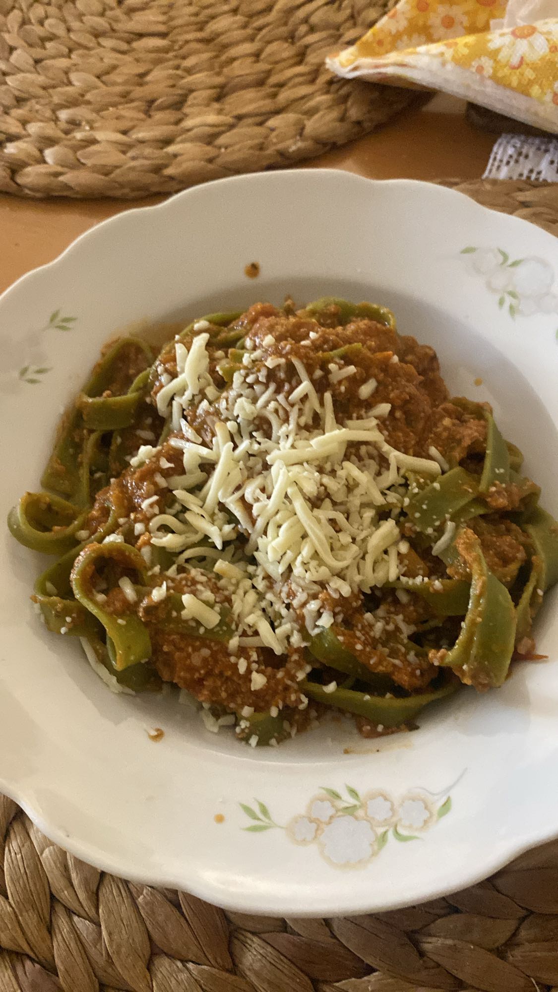 Makaron szpinakowy z sosem mięsnym