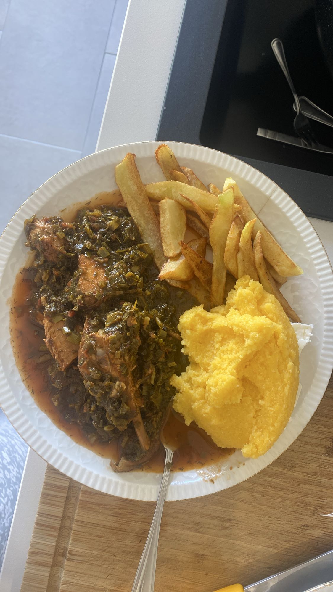 Tocăniță cu mămăligă și cartofi