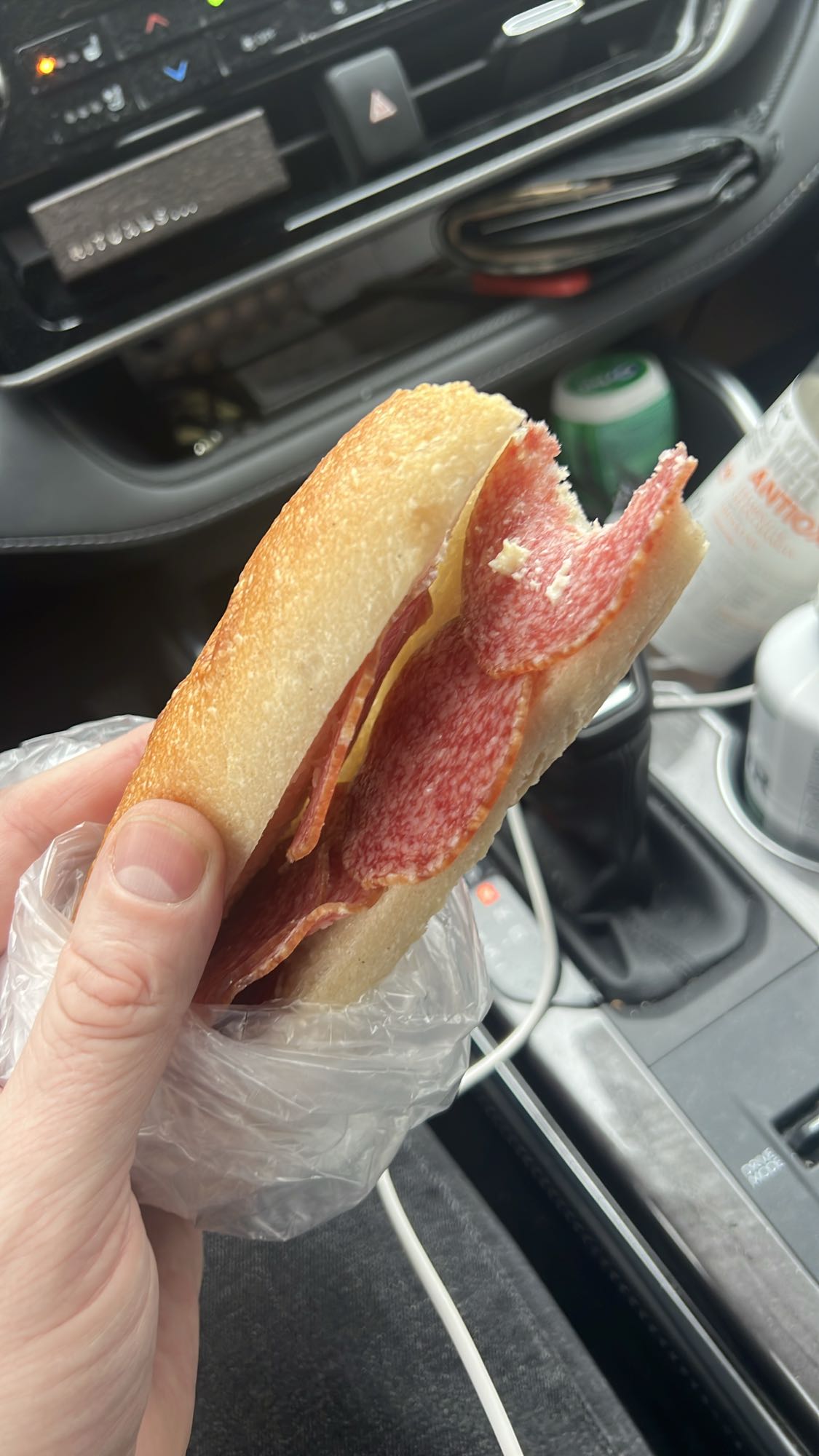 Sandviș cu salam și cașcaval