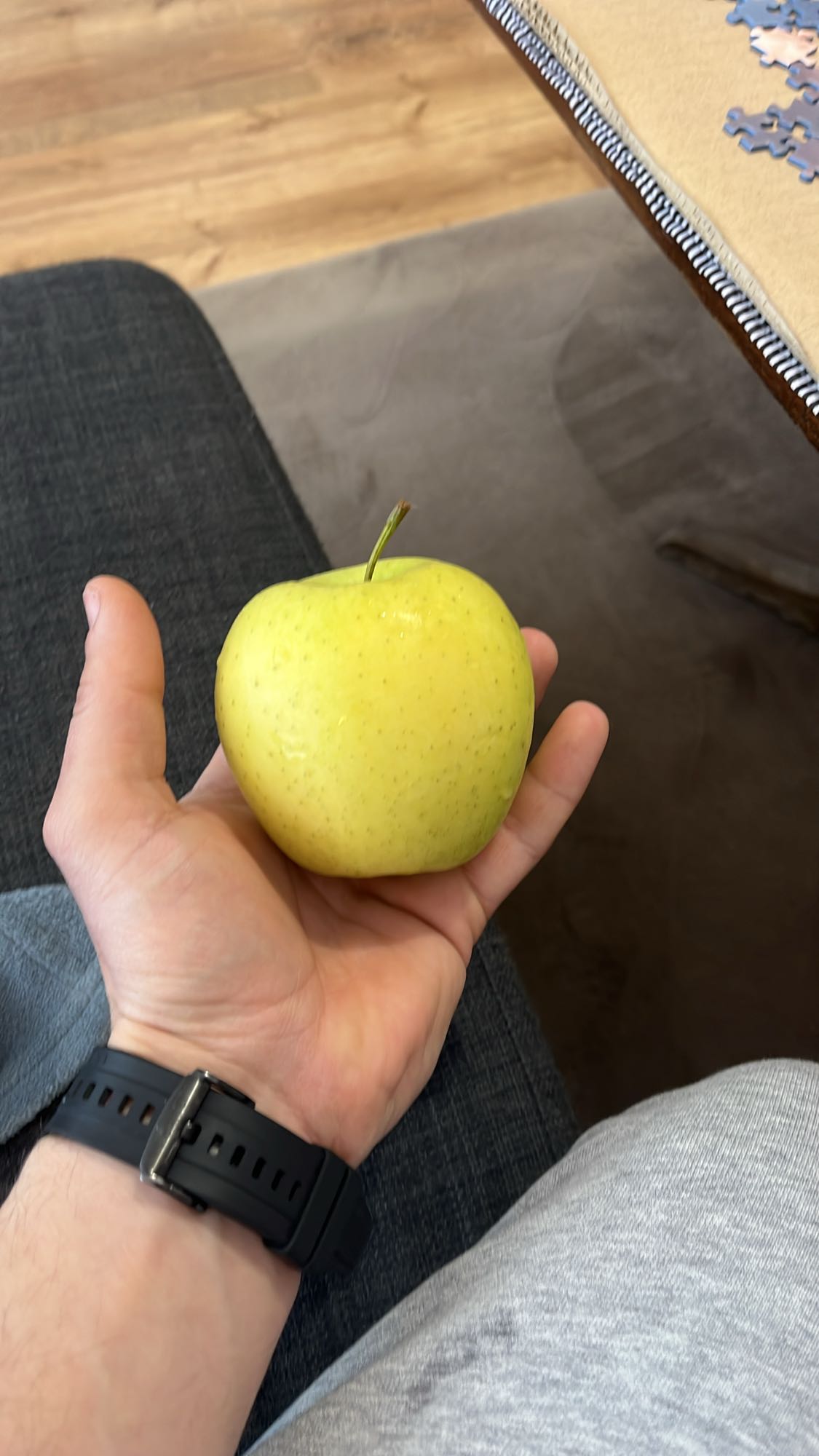 Зелена ябълка