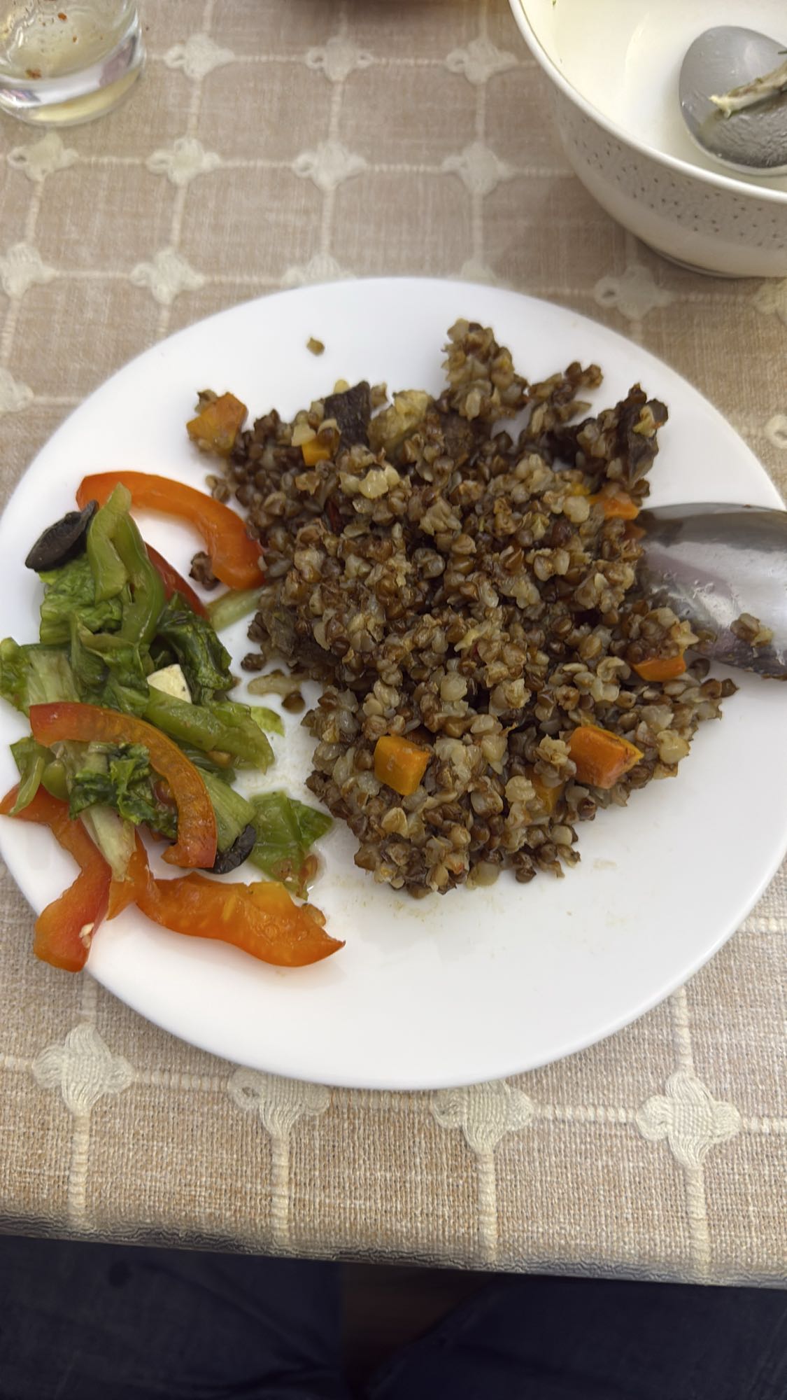 гречка с овощами и салат