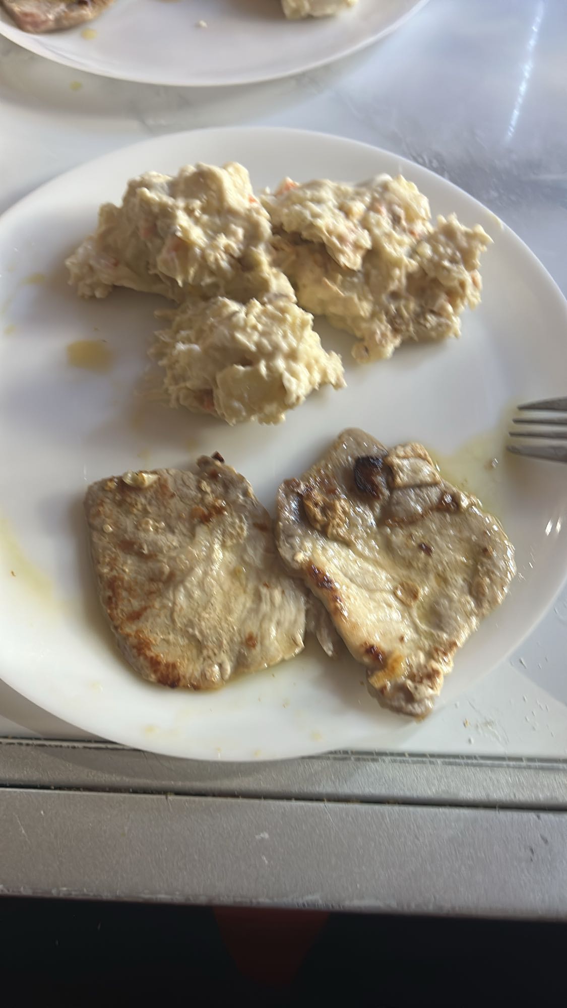 Cerdo a la plancha con ensaladilla