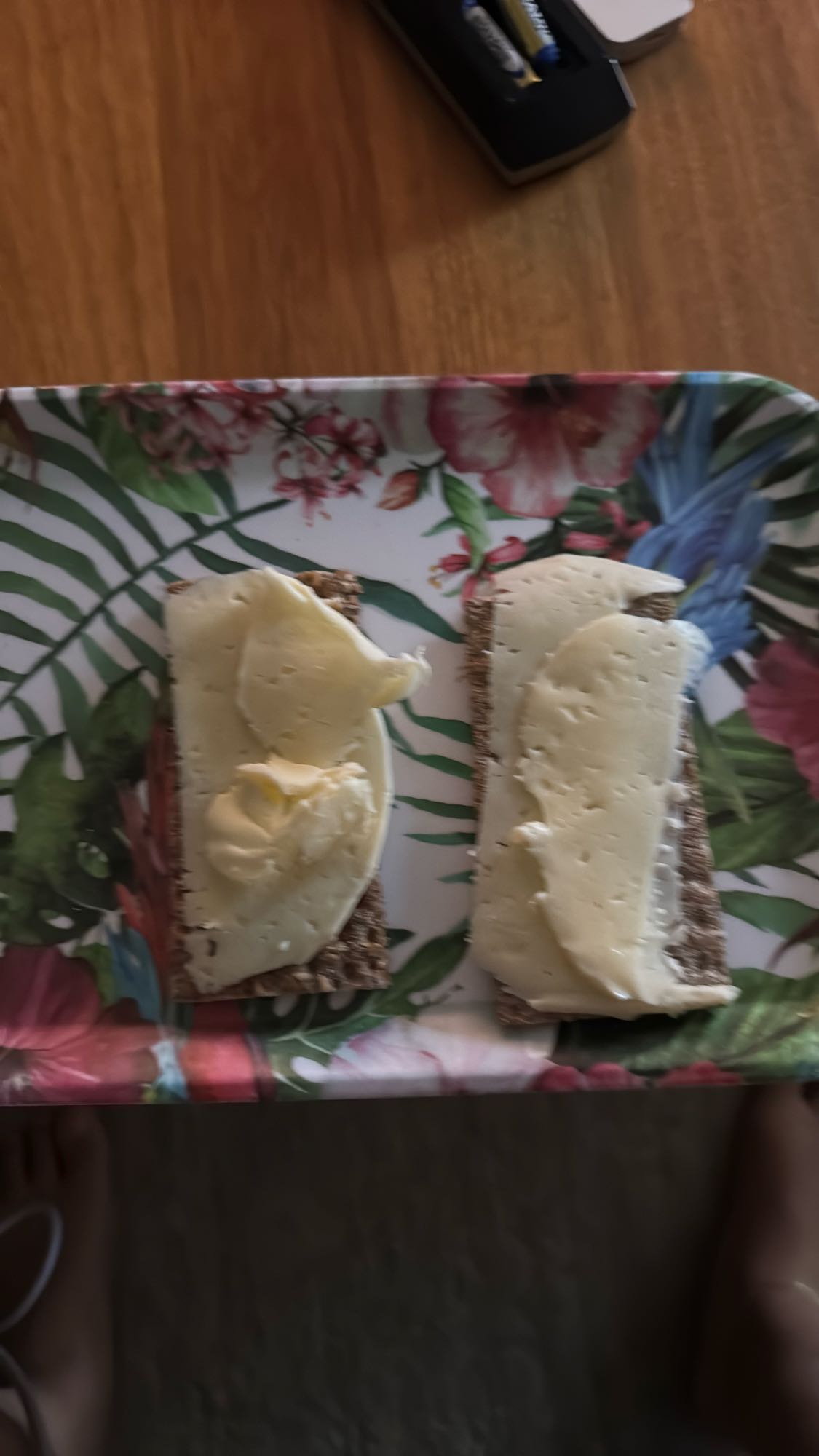 Knäckebröd med ost och smör