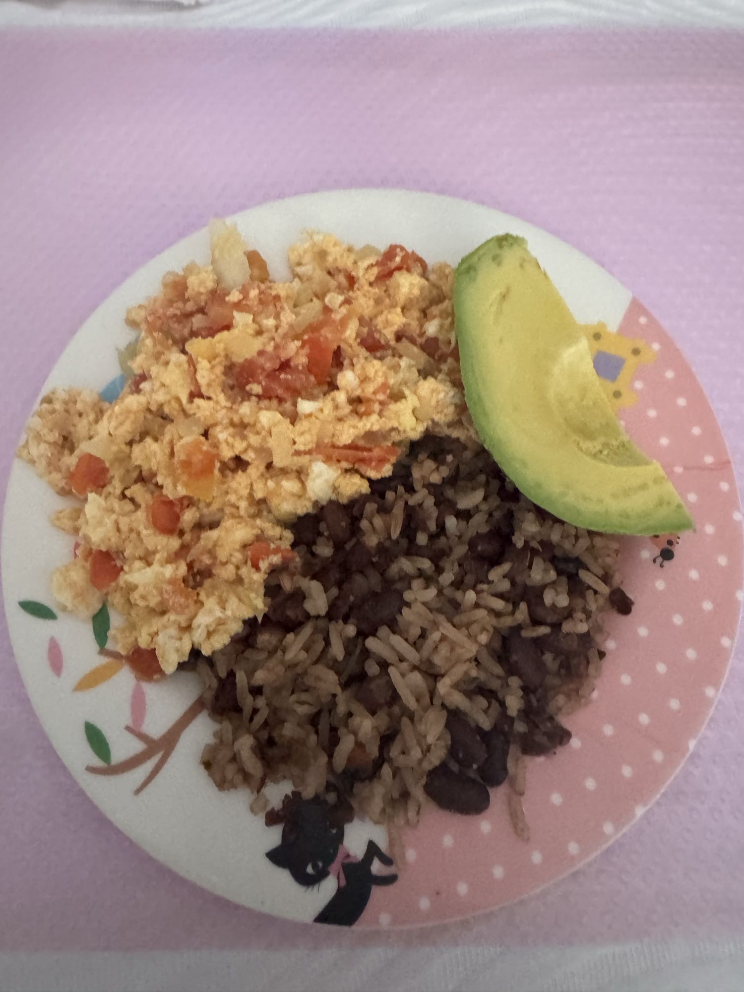 Gallo pinto con huevo y aguacate