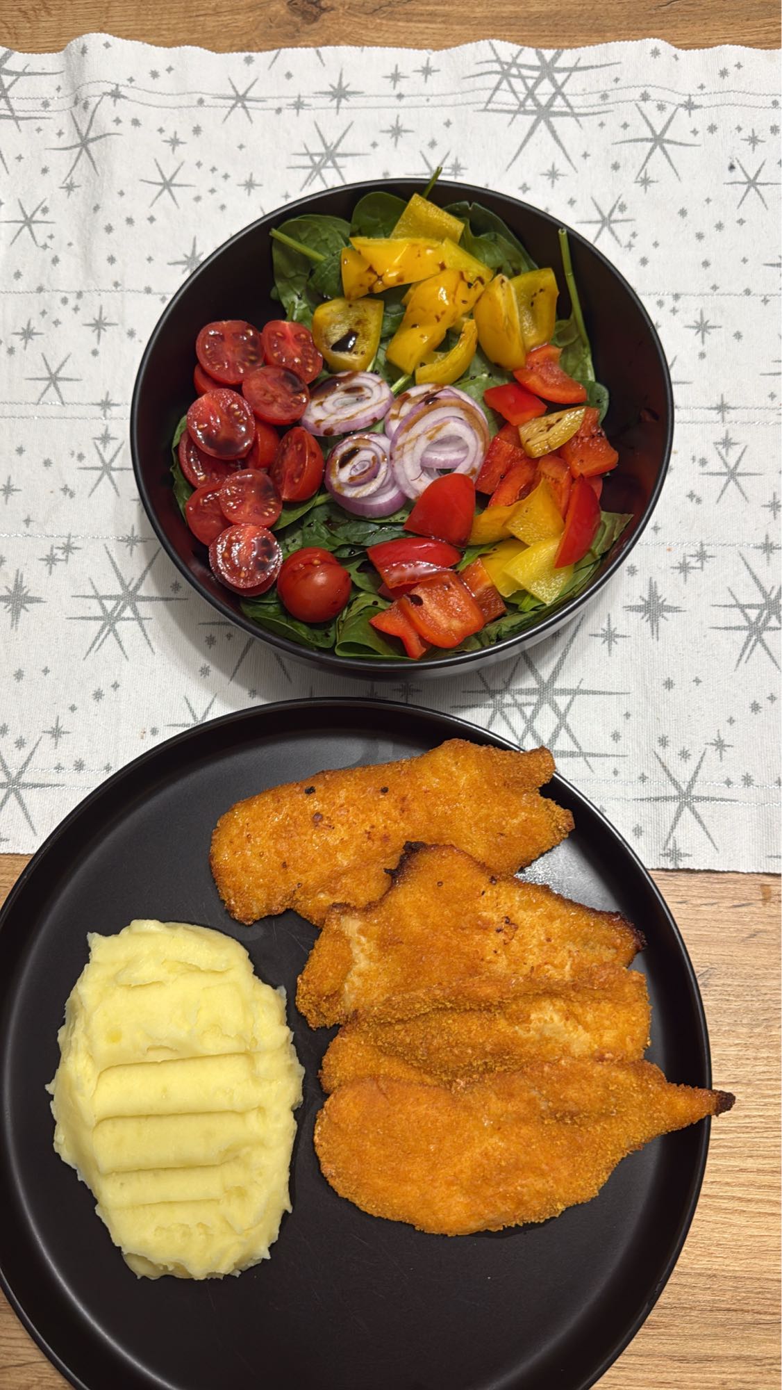 Salată, piure și șnițel