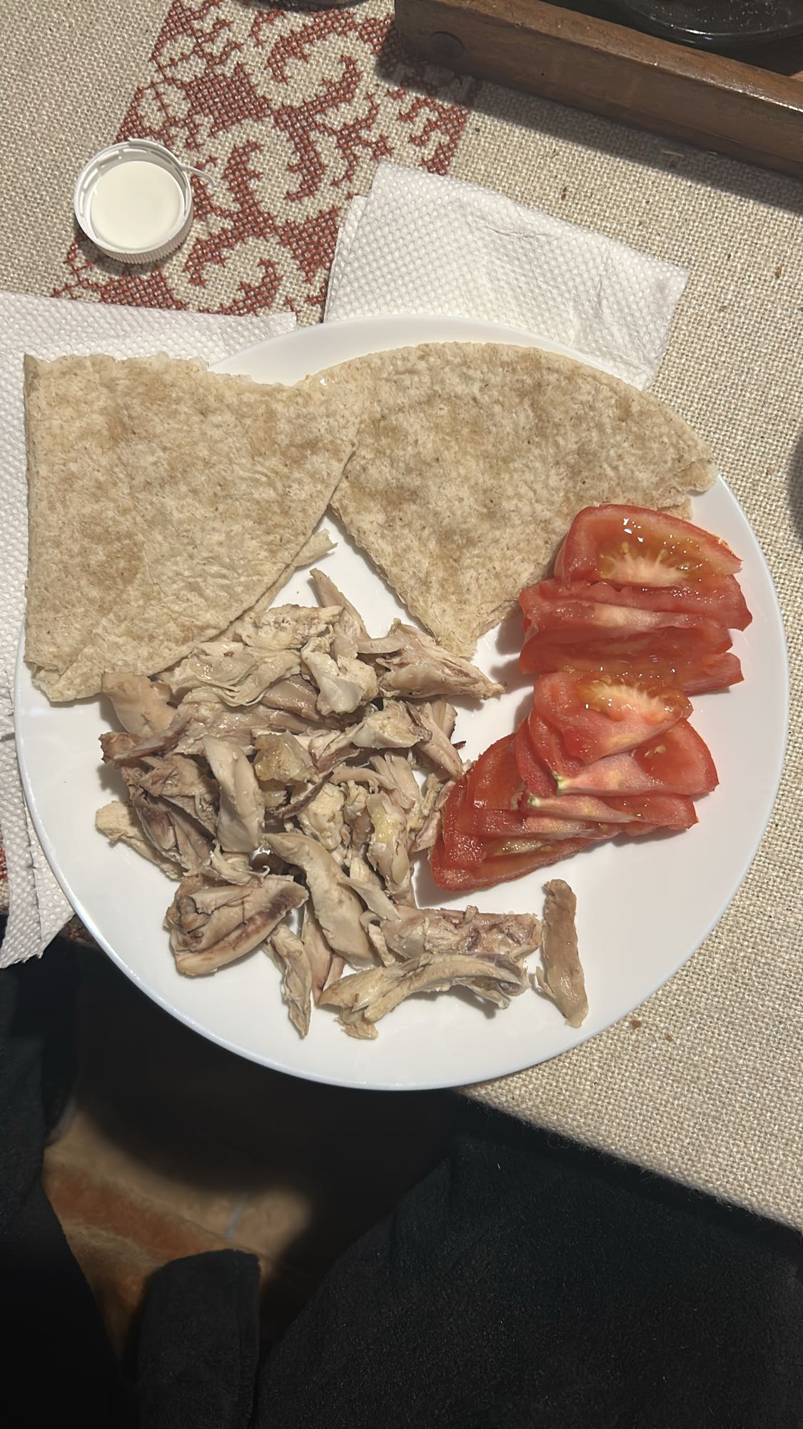 Pui cu lipie și roșii