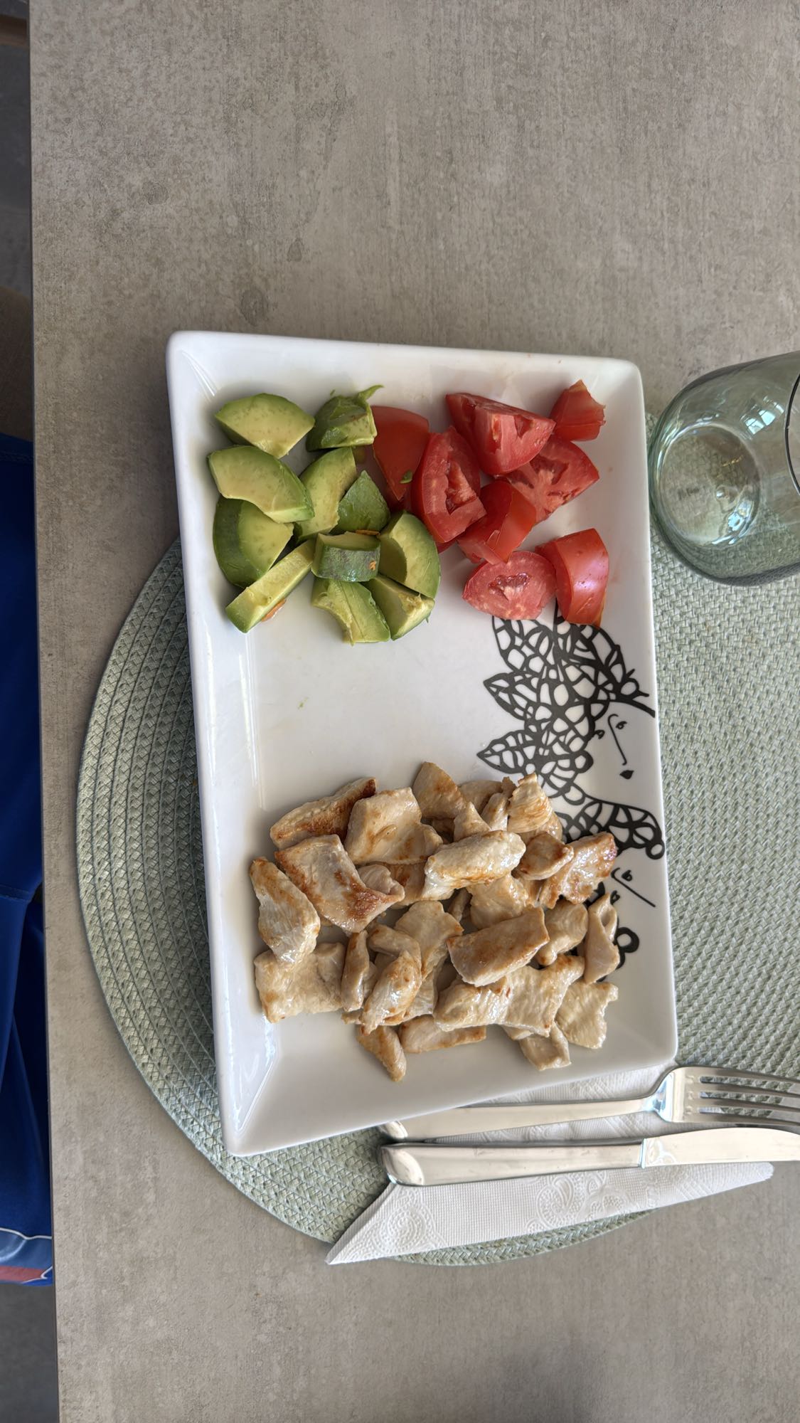 Pollo con aguacate y tomate