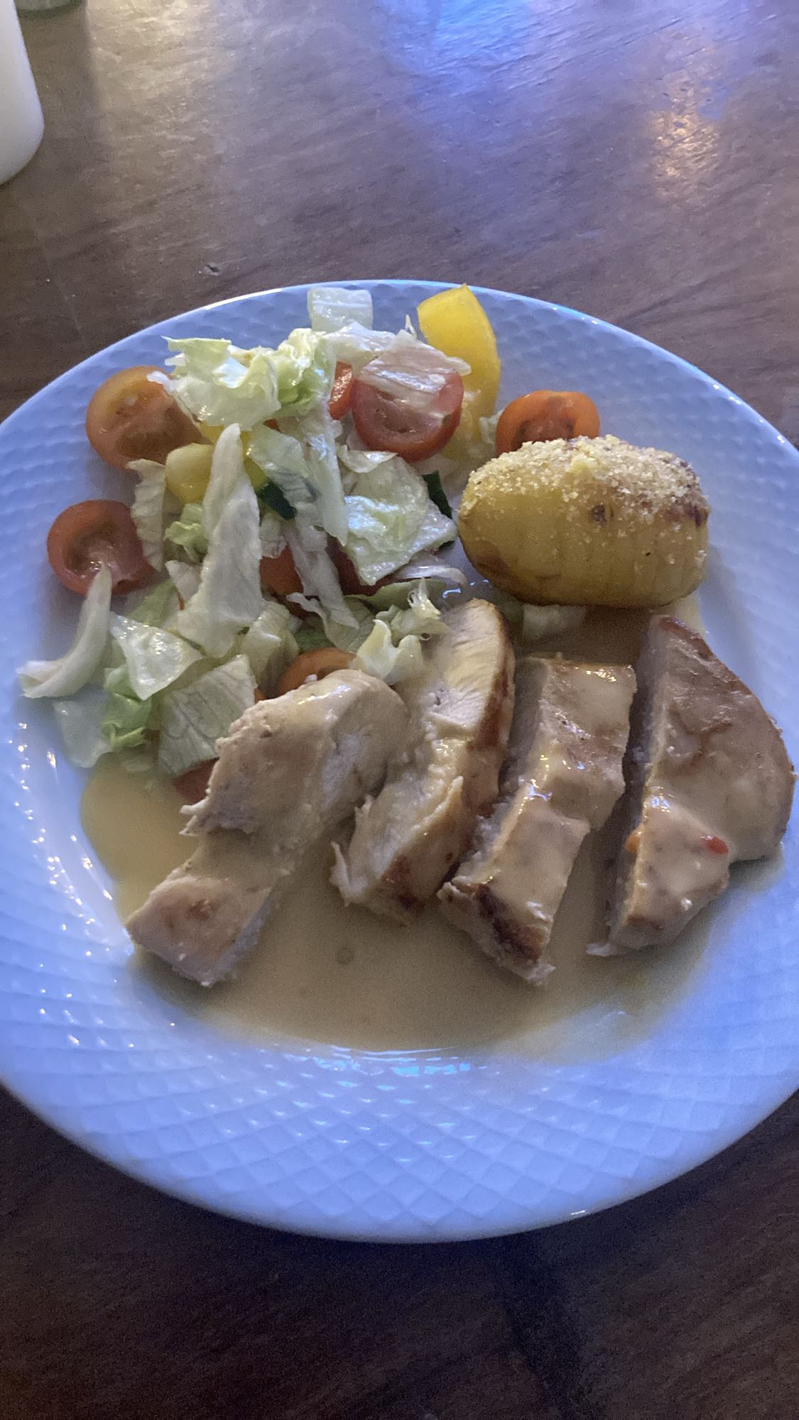 Kyckling med sallad och potatis