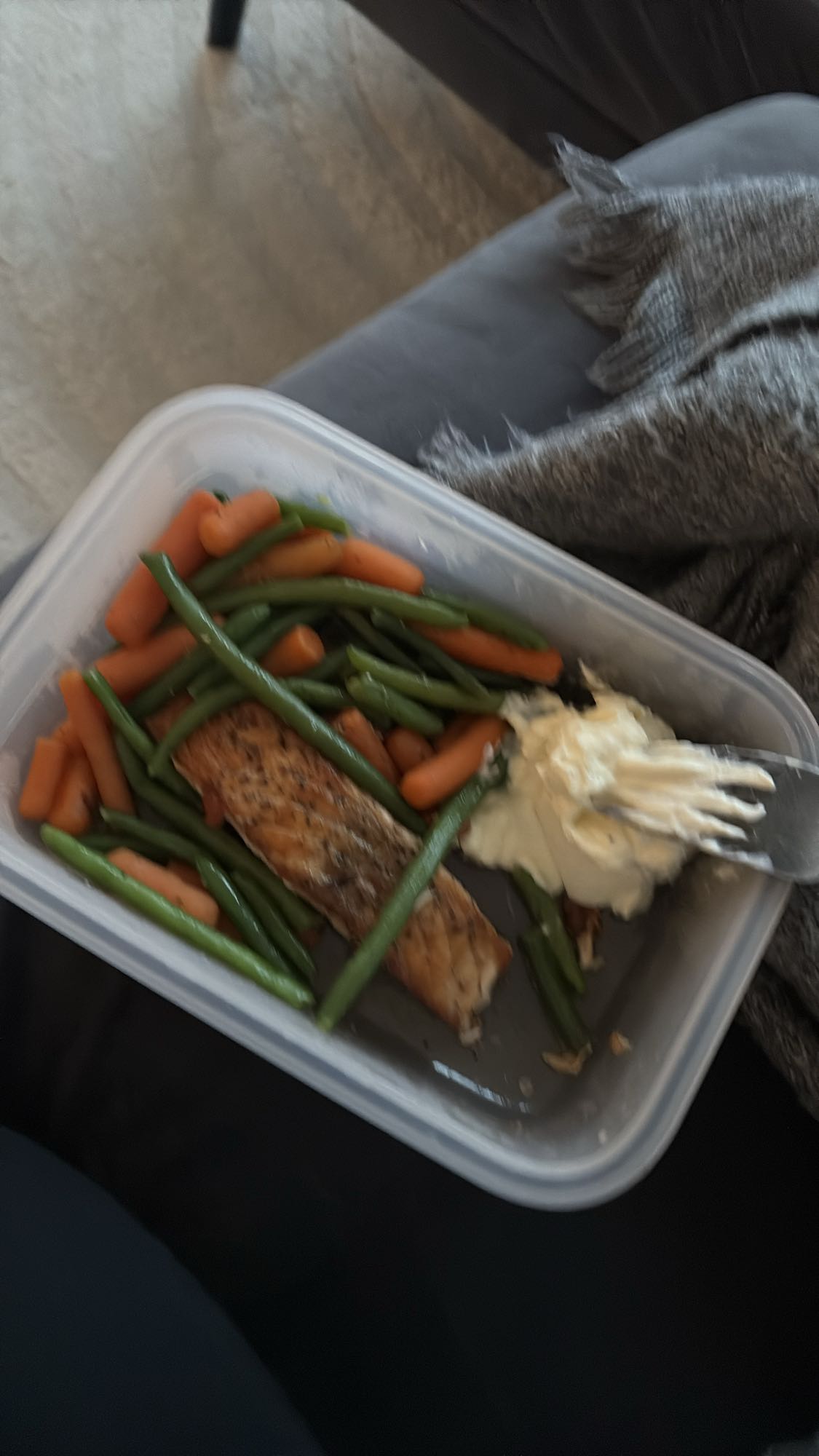 Lax med grönsaker och sås