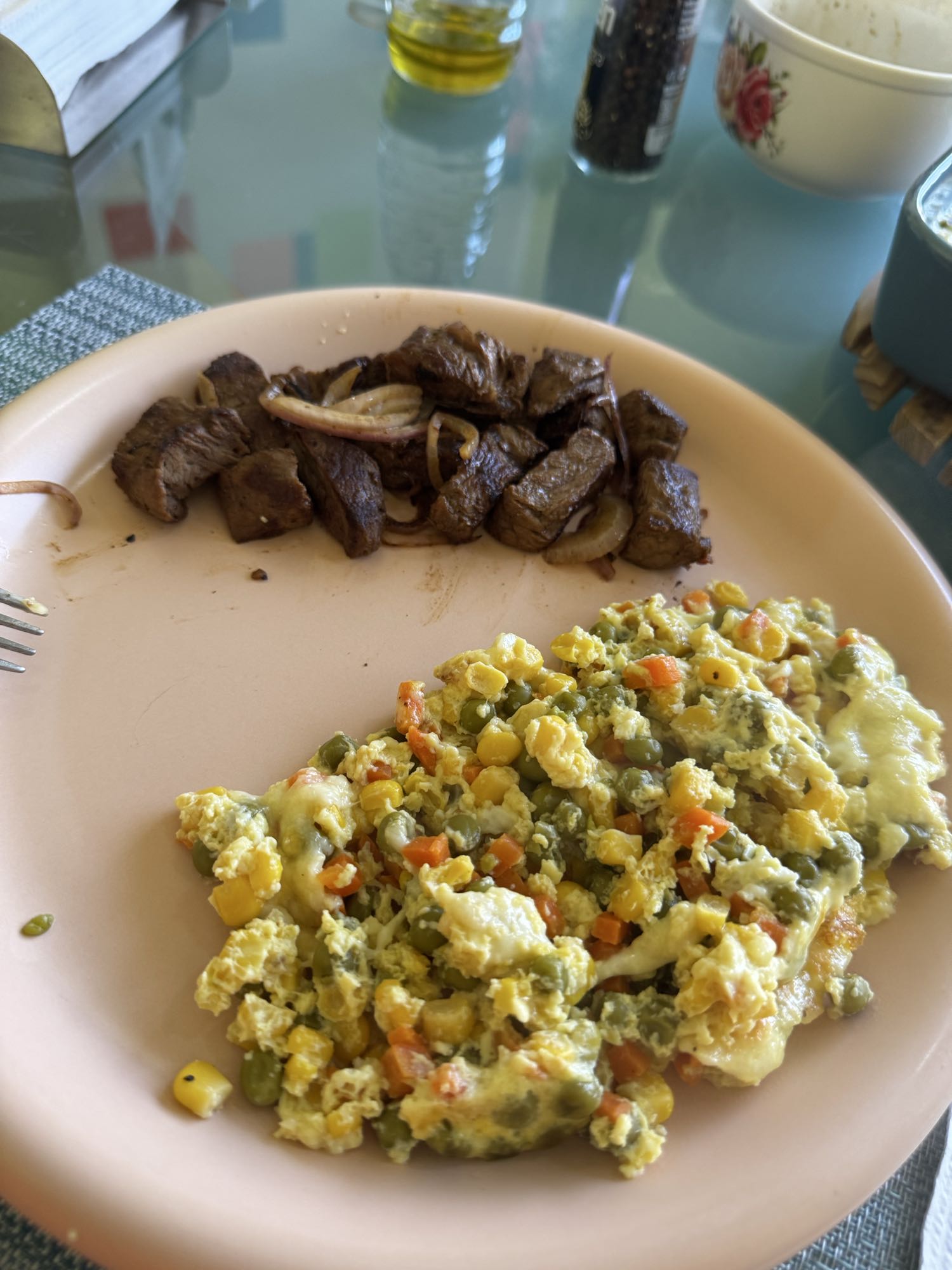 Carne y huevos con verduras