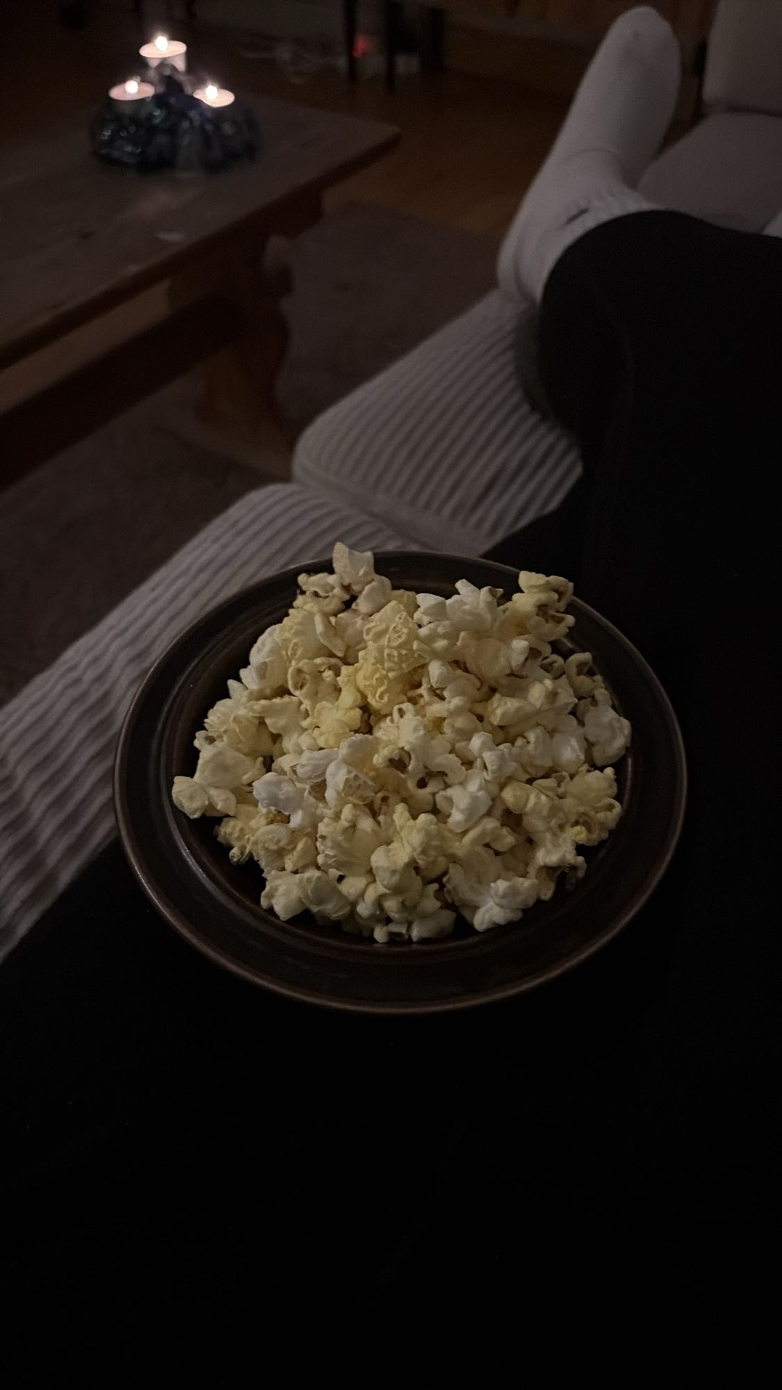 Skål med popcorn