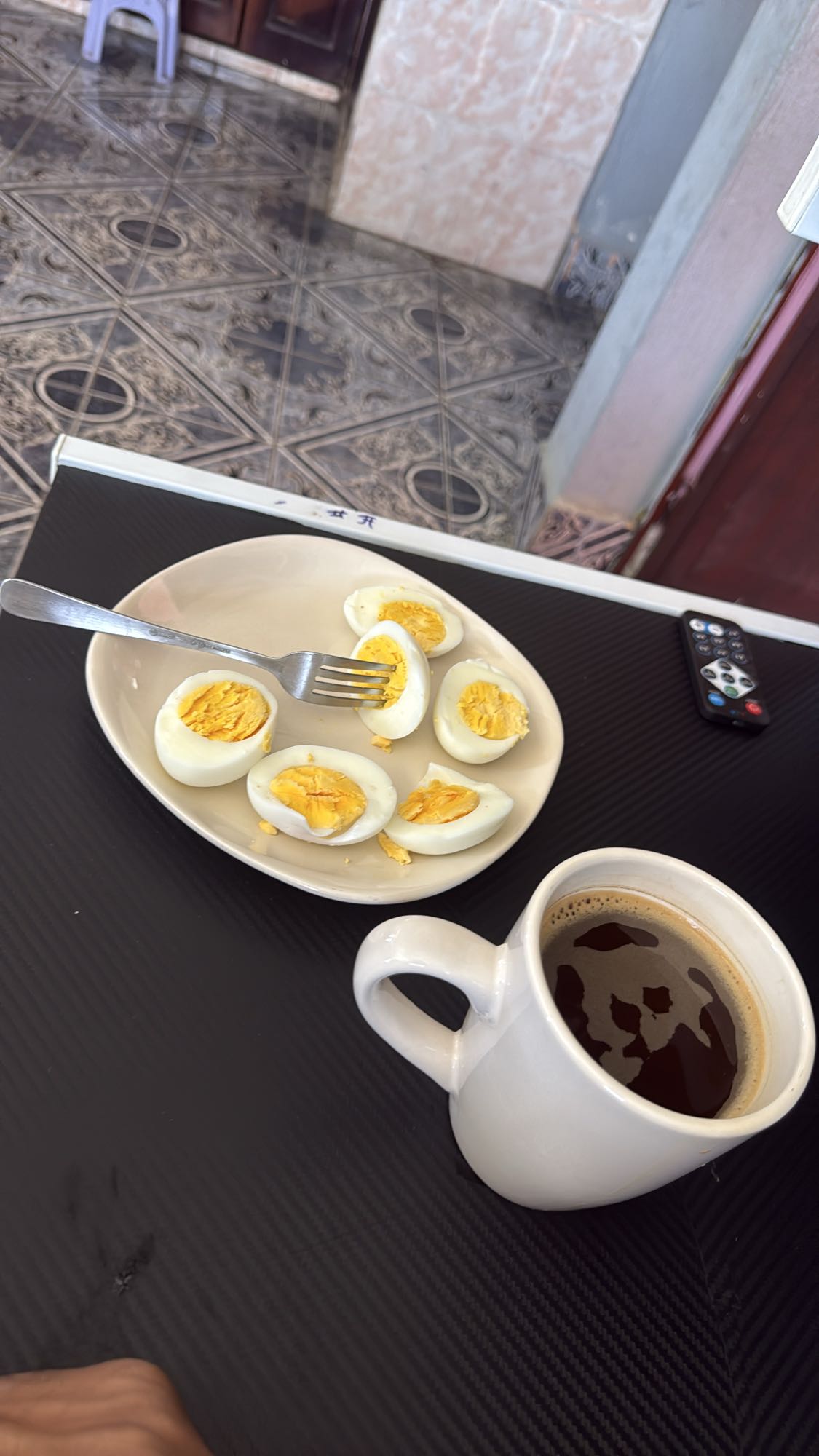 Huevos cocidos y café