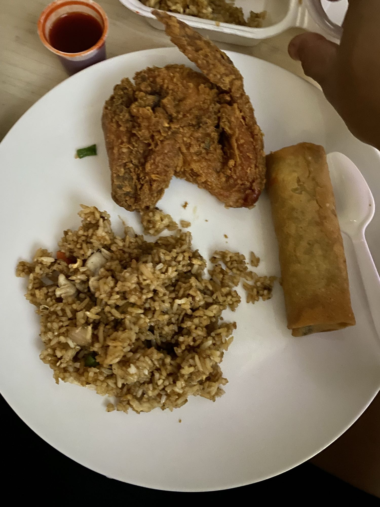 Pollo frito con arroz y rollito